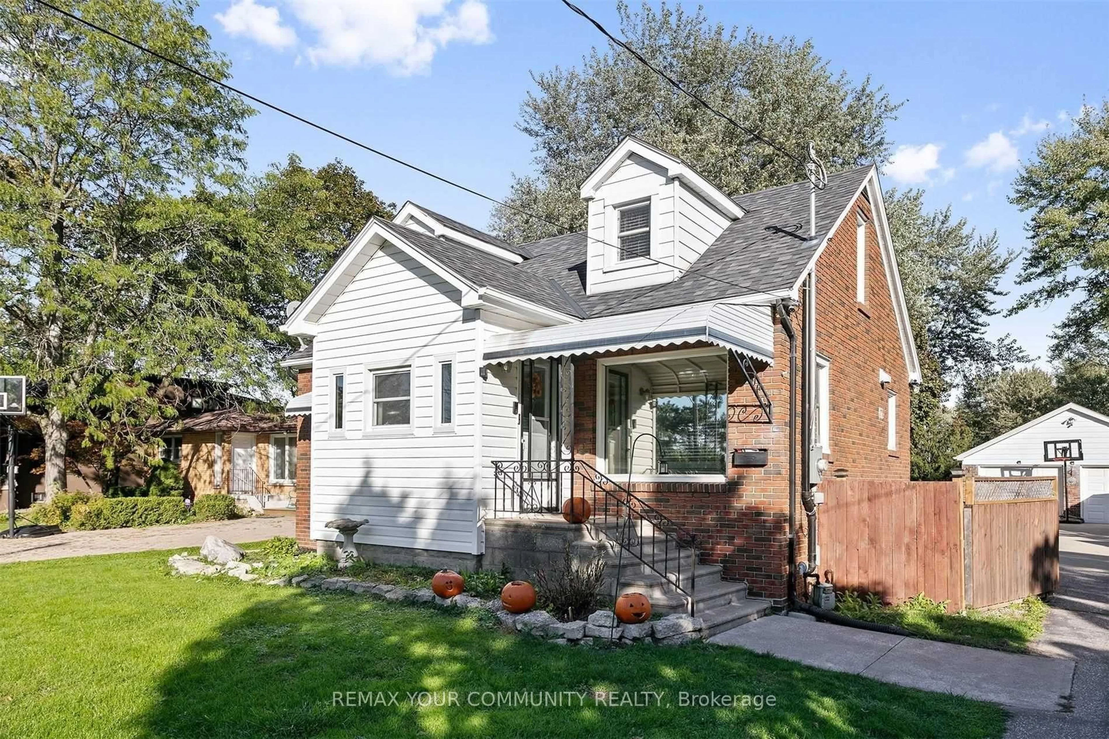 Home with brick exterior material, street for 4276 Howard Ave, Windsor Ontario N9G 1P3