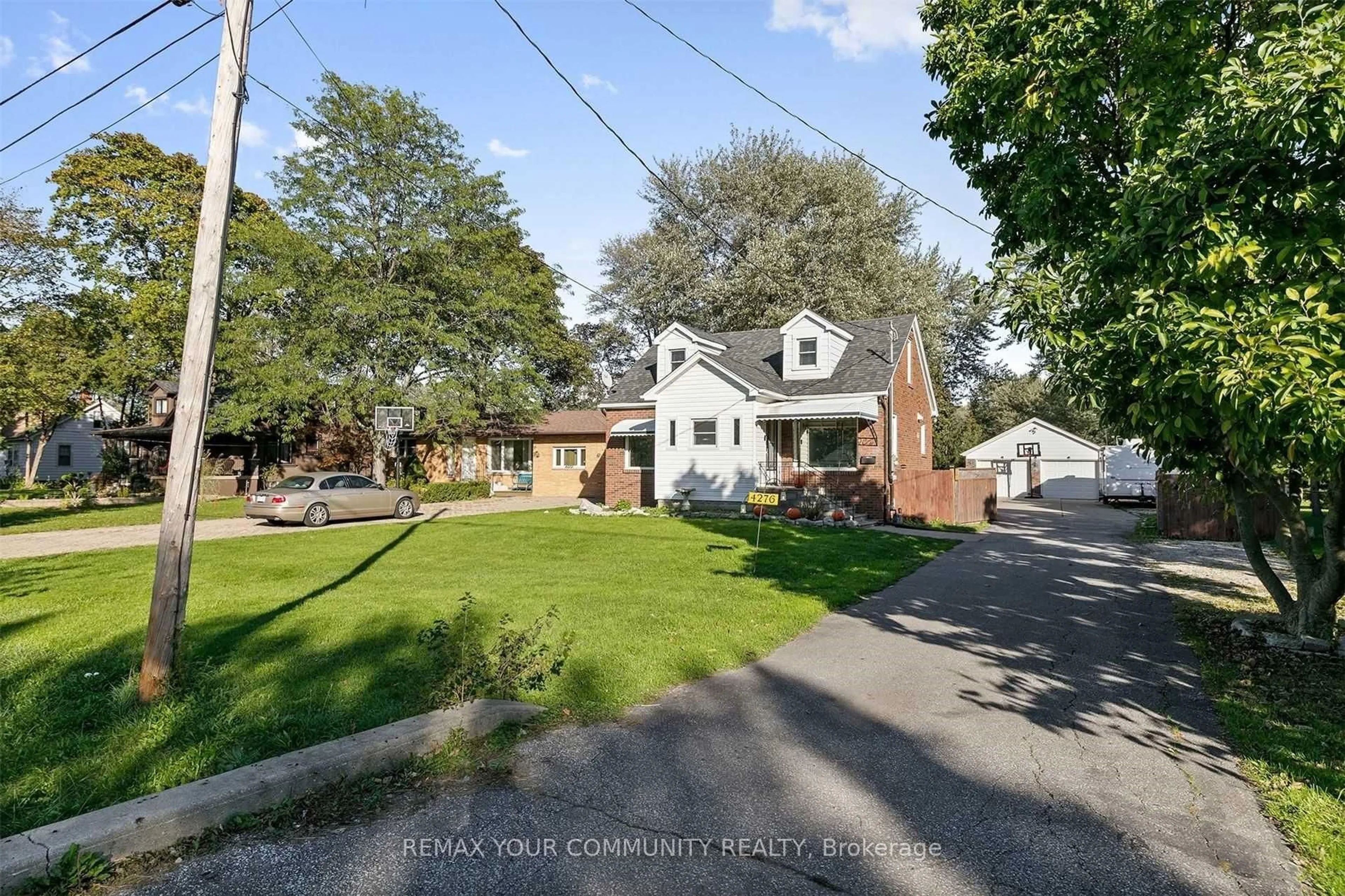 A pic from outside/outdoor area/front of a property/back of a property/a pic from drone, street for 4276 Howard Ave, Windsor Ontario N9G 1P3