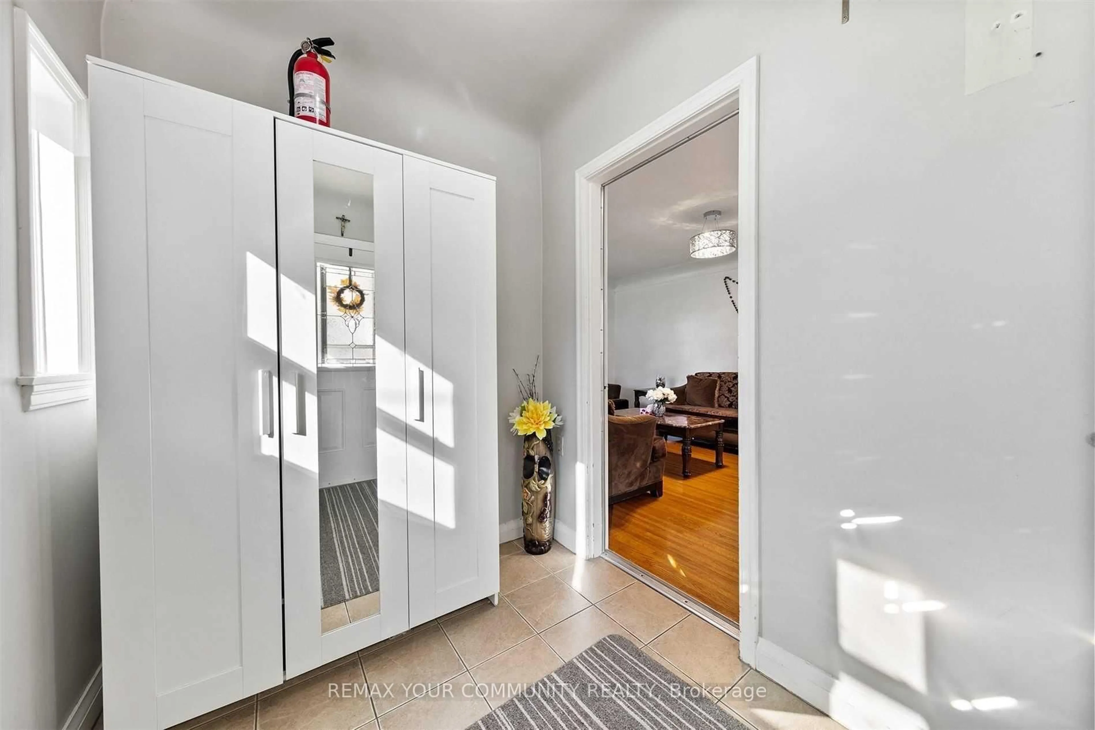 Indoor entryway for 4276 Howard Ave, Windsor Ontario N9G 1P3