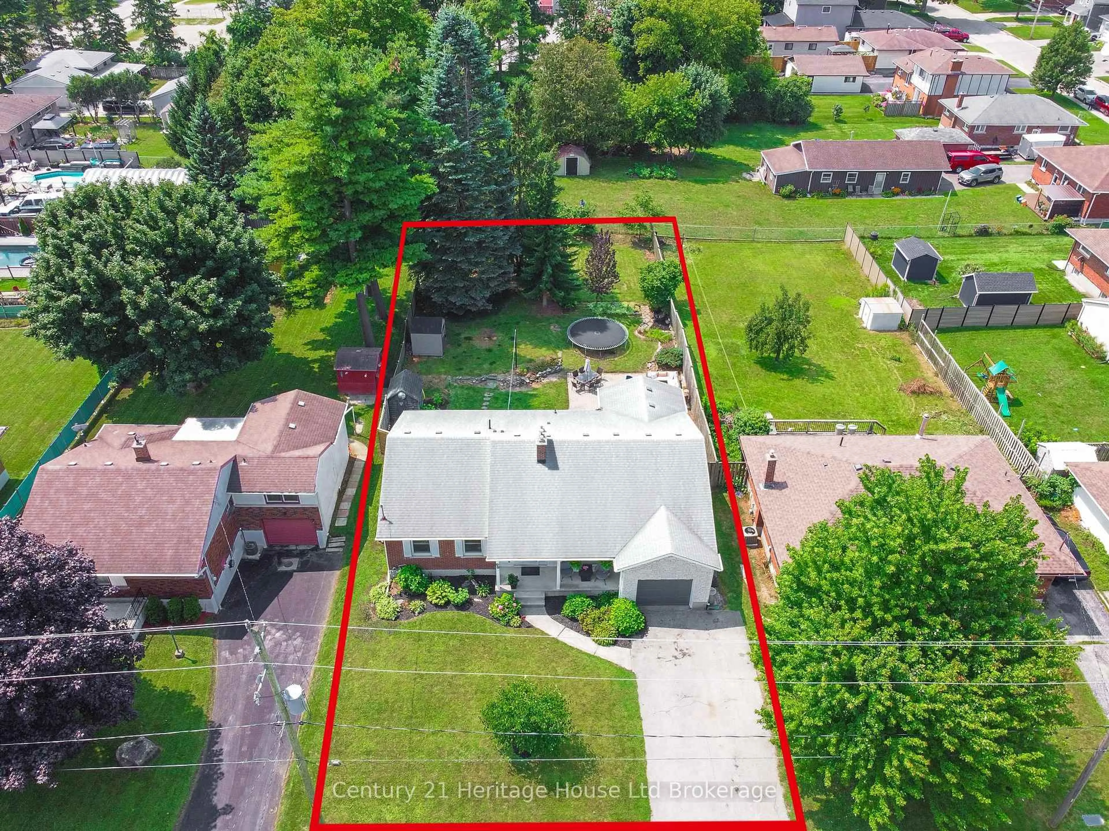A pic from outside/outdoor area/front of a property/back of a property/a pic from drone, street for 98 Maud St, Woodstock Ontario N4S 3Y6