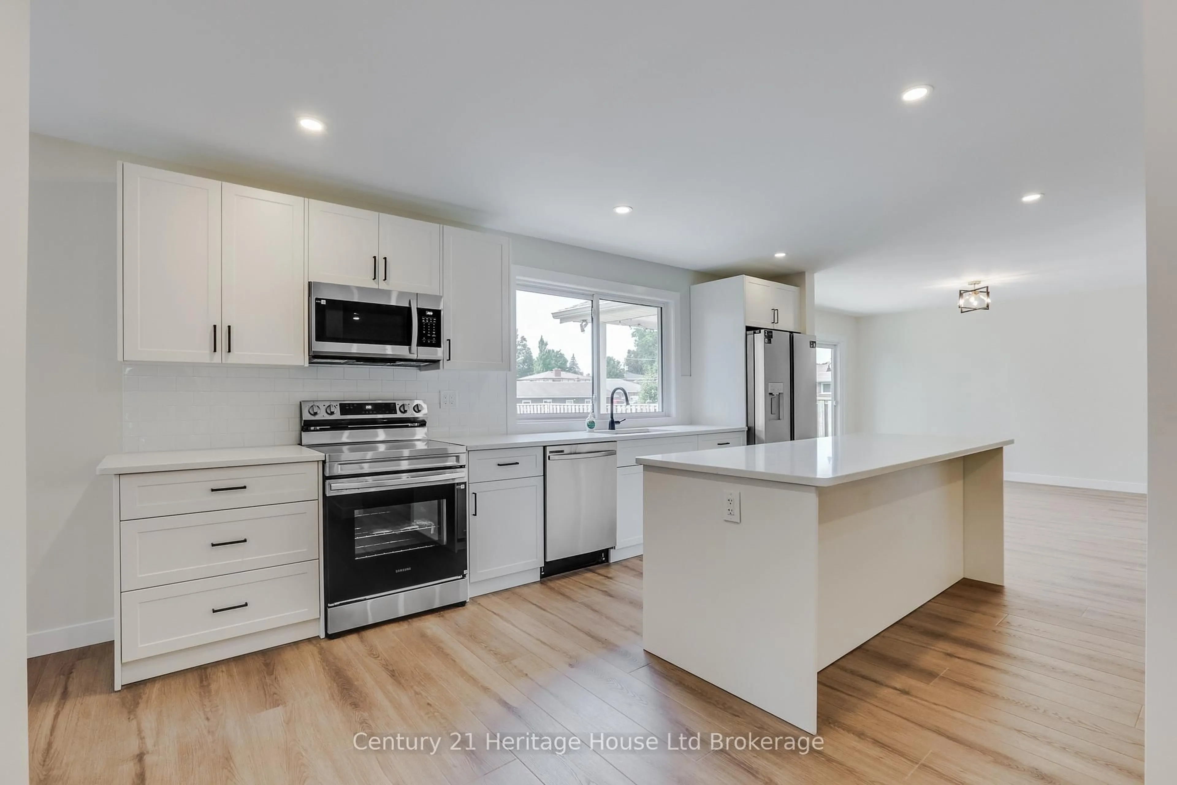 Open concept kitchen, unknown for 98 Maud St, Woodstock Ontario N4S 3Y6