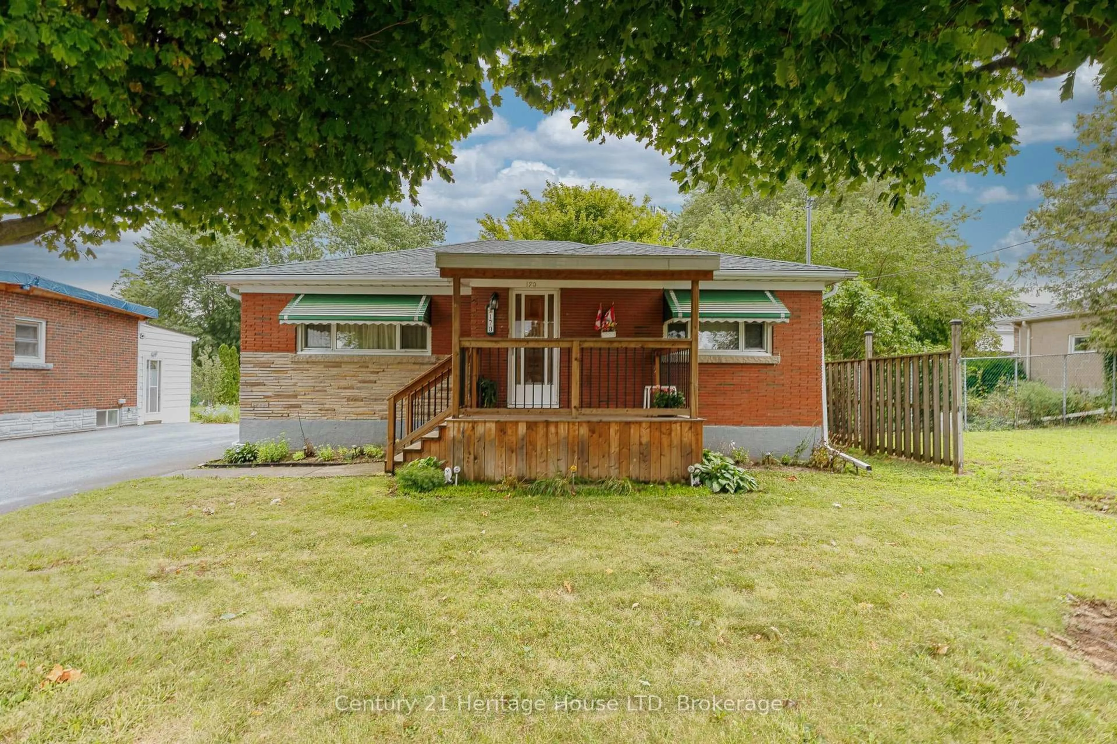 A pic from outside/outdoor area/front of a property/back of a property/a pic from drone, street for 170 Aberdeen St, Fort Erie Ontario L2A 3Y6