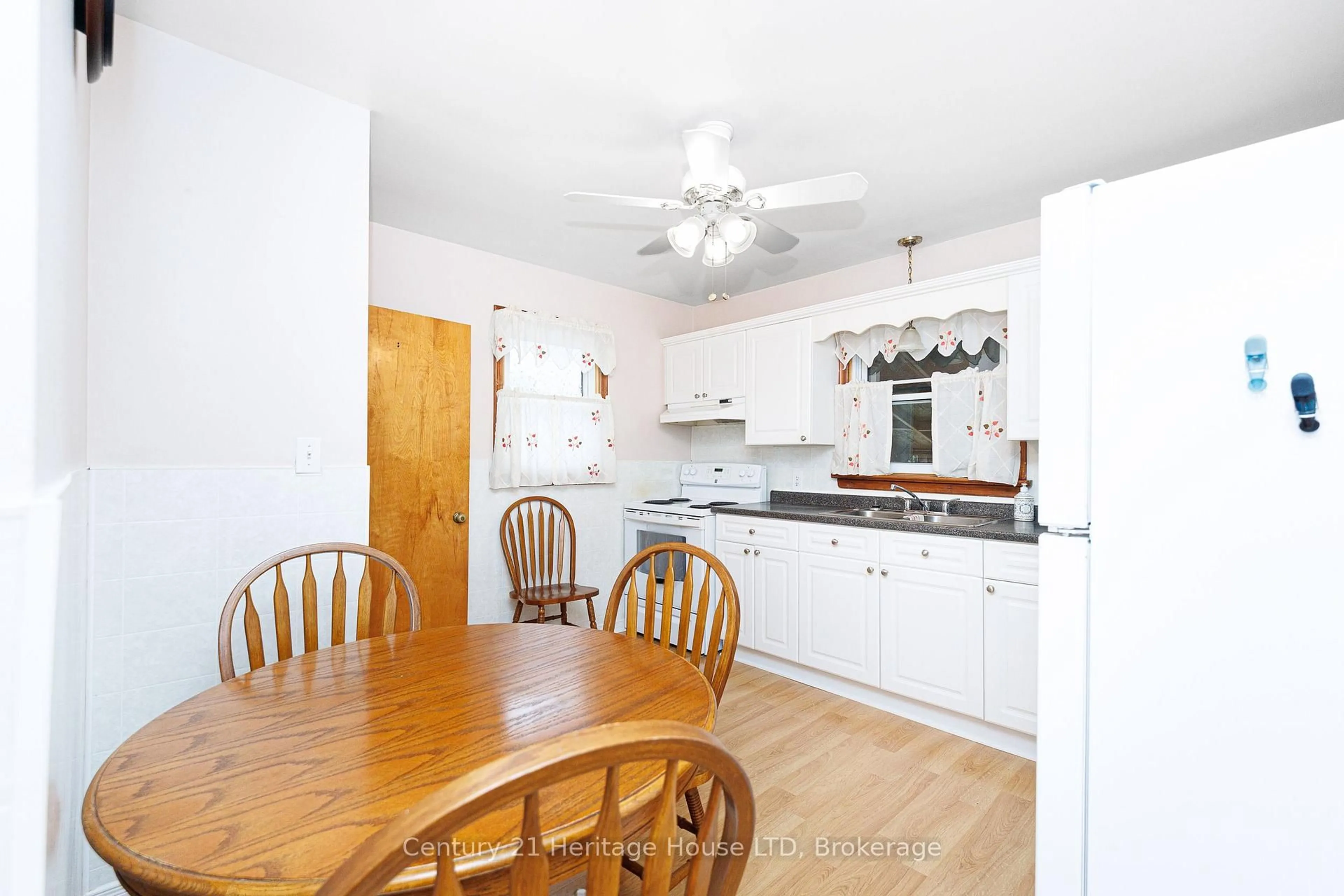 Standard kitchen, unknown for 170 Aberdeen St, Fort Erie Ontario L2A 3Y6