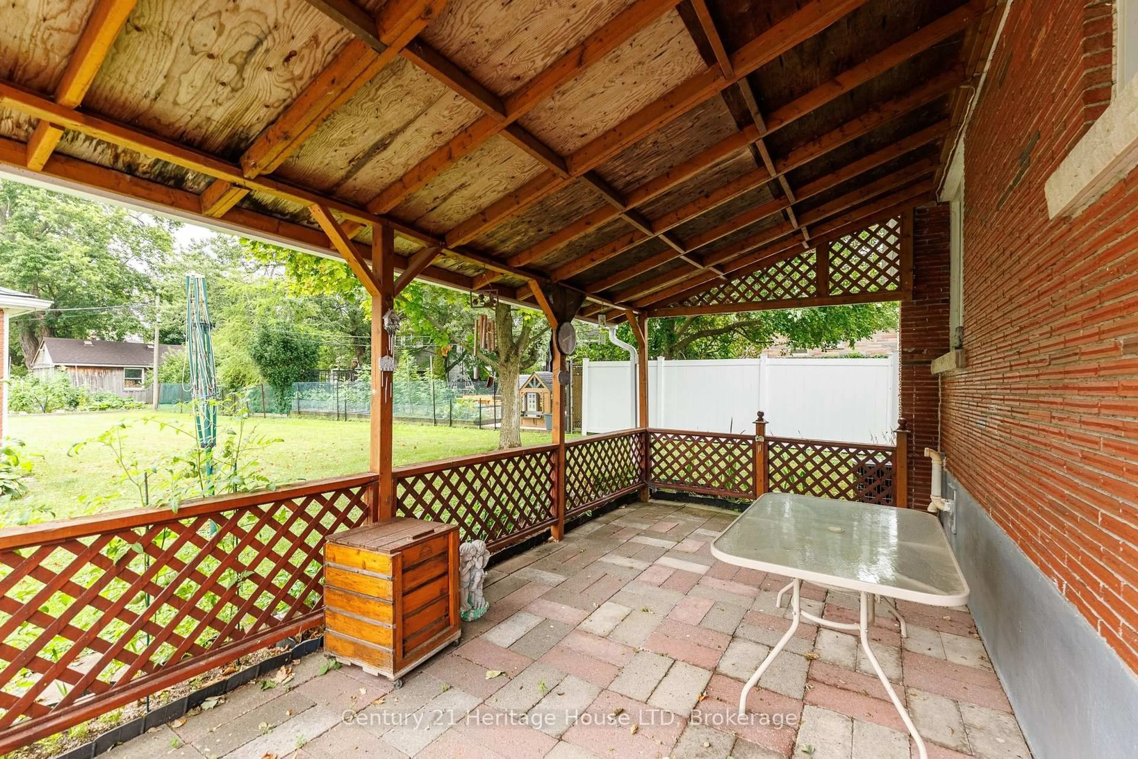 Patio, unknown for 170 Aberdeen St, Fort Erie Ontario L2A 3Y6