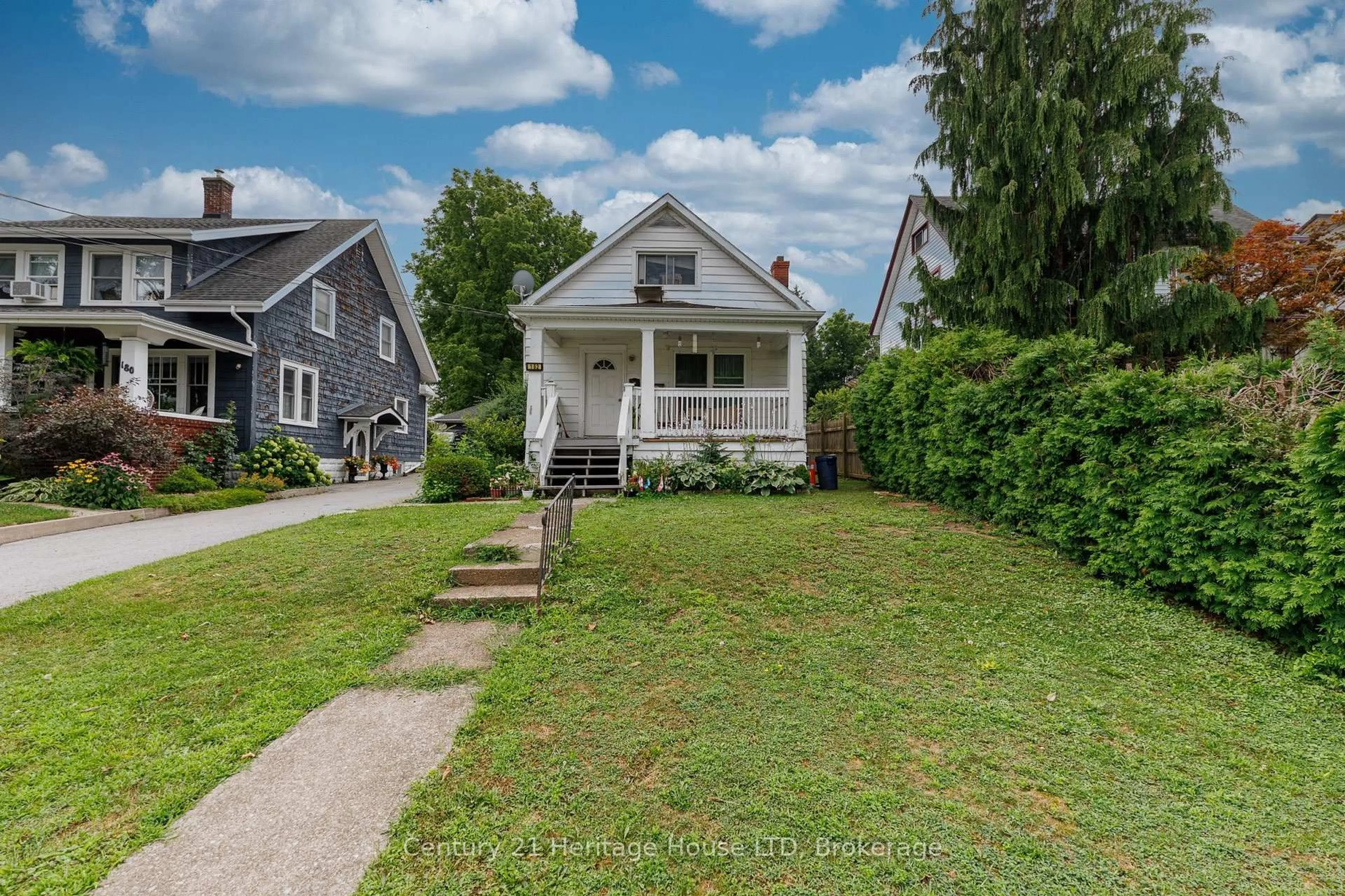 A pic from outside/outdoor area/front of a property/back of a property/a pic from drone, street for 182 Bertie St, Fort Erie Ontario L2A 1Z1