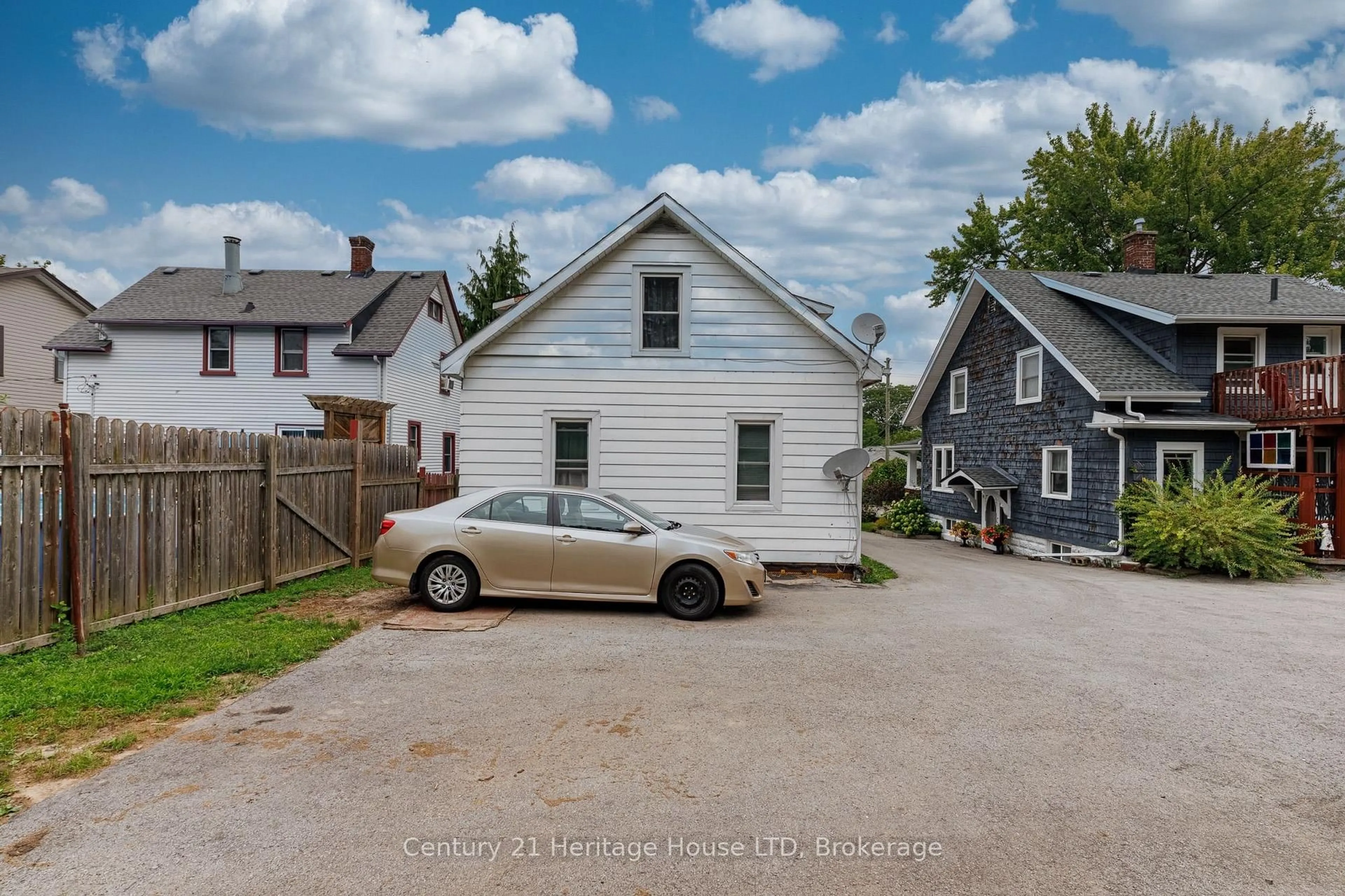 A pic from outside/outdoor area/front of a property/back of a property/a pic from drone, street for 182 Bertie St, Fort Erie Ontario L2A 1Z1