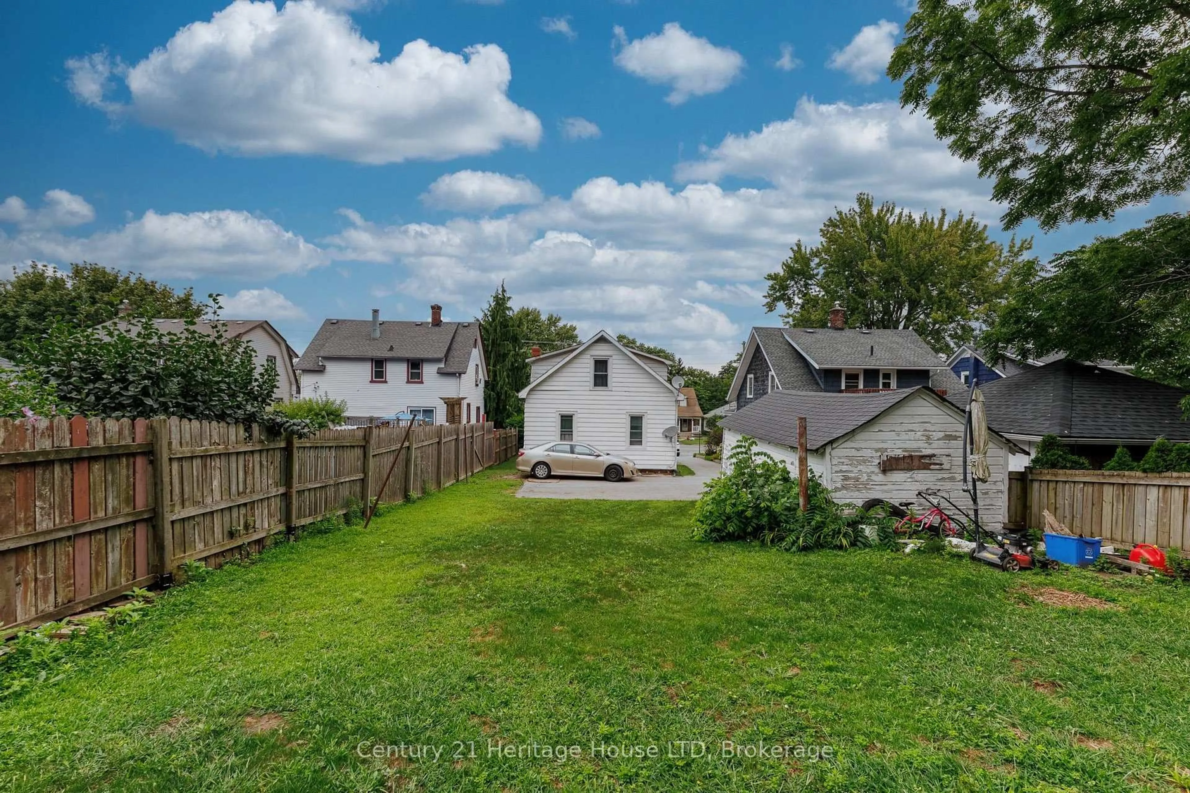 A pic from outside/outdoor area/front of a property/back of a property/a pic from drone, street for 182 Bertie St, Fort Erie Ontario L2A 1Z1