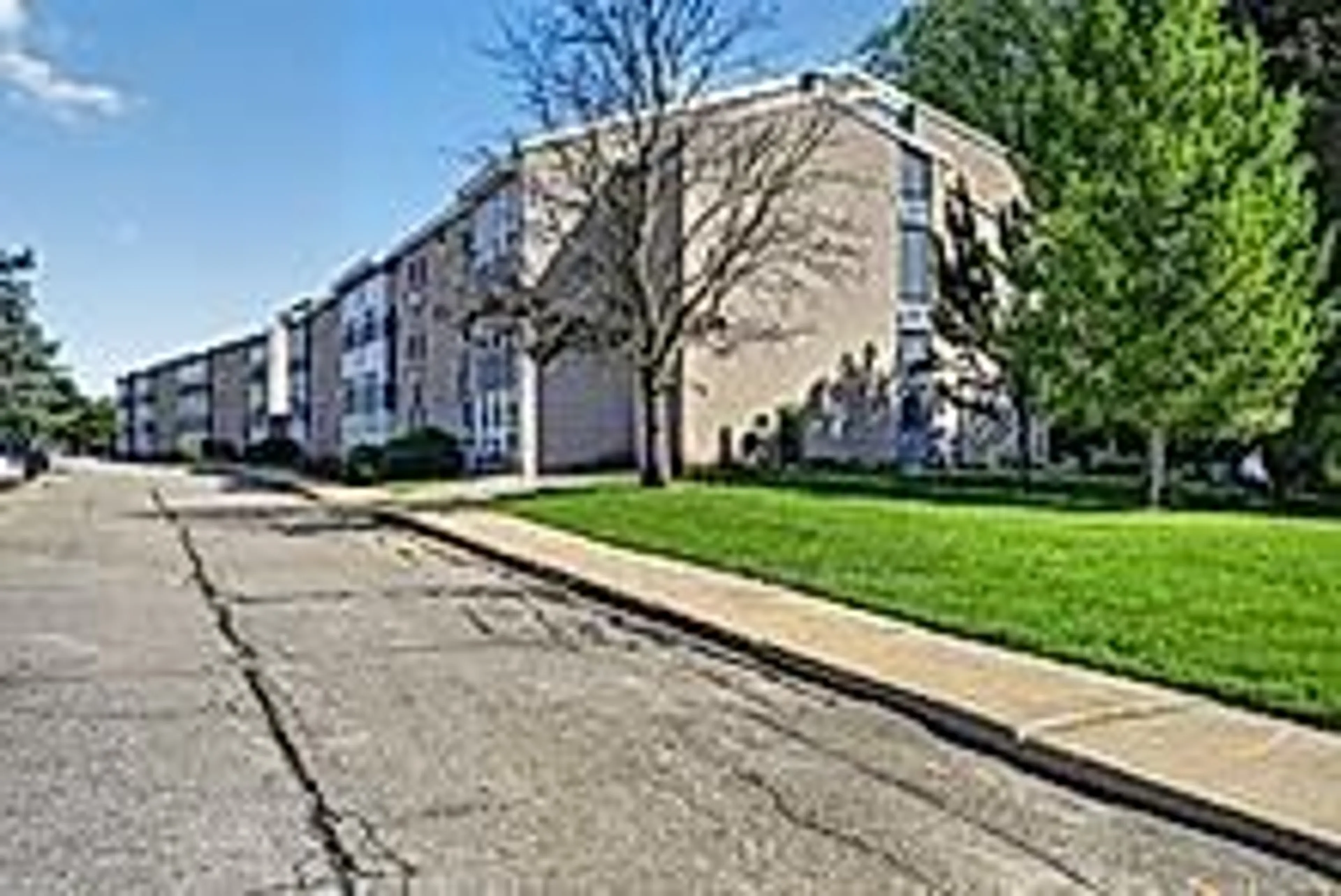 Patio, street for 820 Laurier Blvd #201, Brockville Ontario K6V 2P7