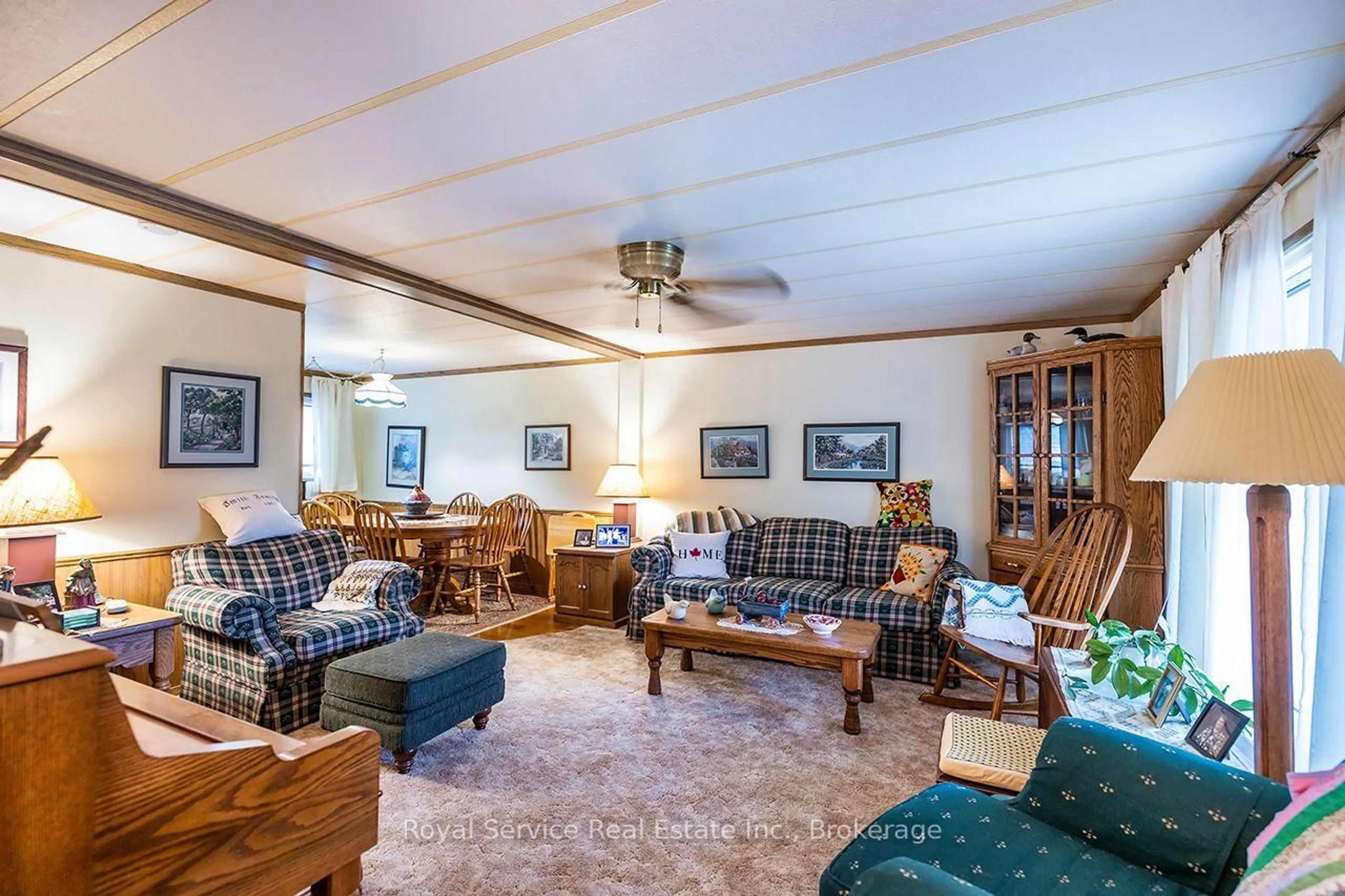 Living room with furniture, unknown for 16 Vista Dr, Kawartha Lakes Ontario K9V 0H7