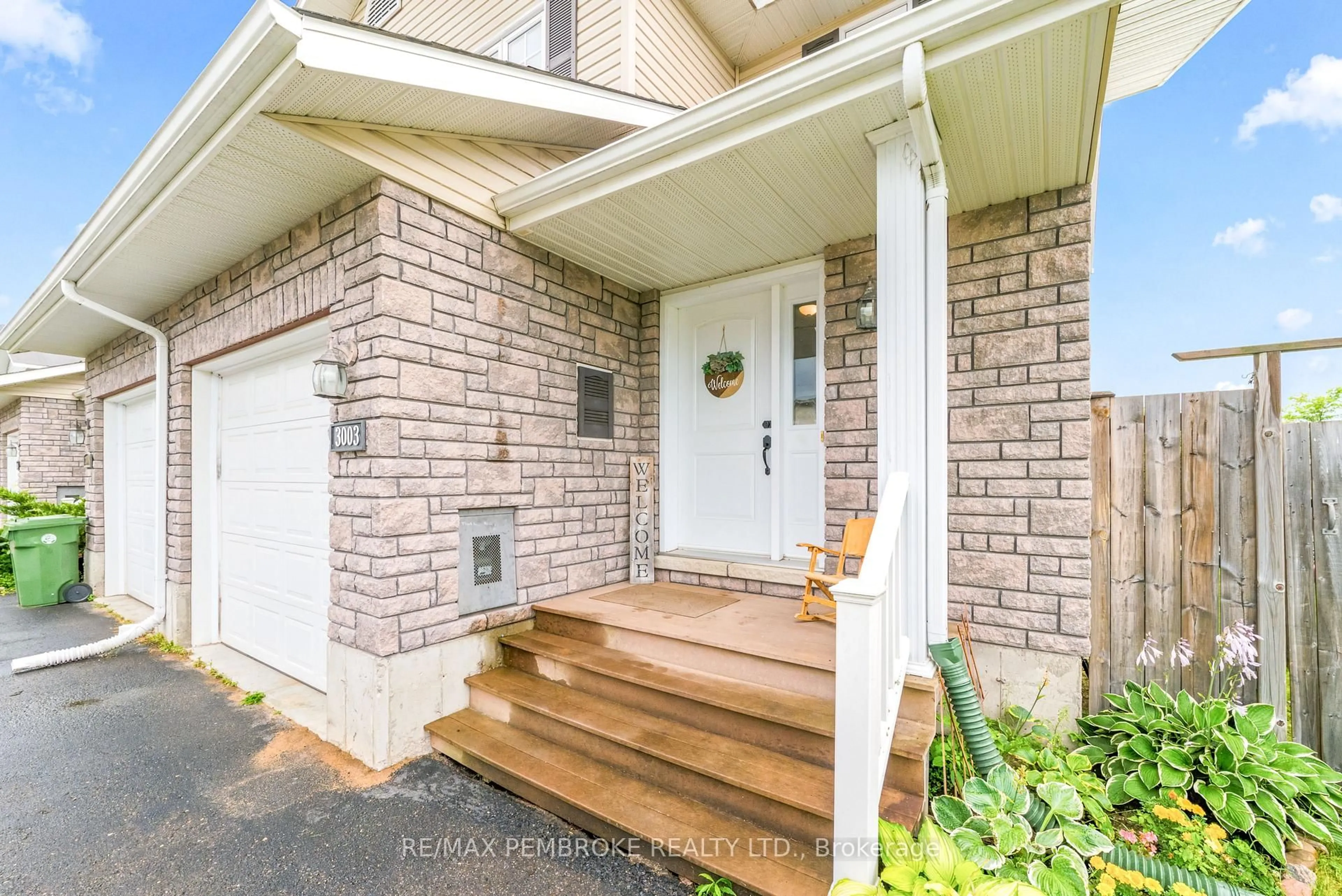 Indoor entryway for 3003 Sandstone Cres, Petawawa Ontario K8H 0B2