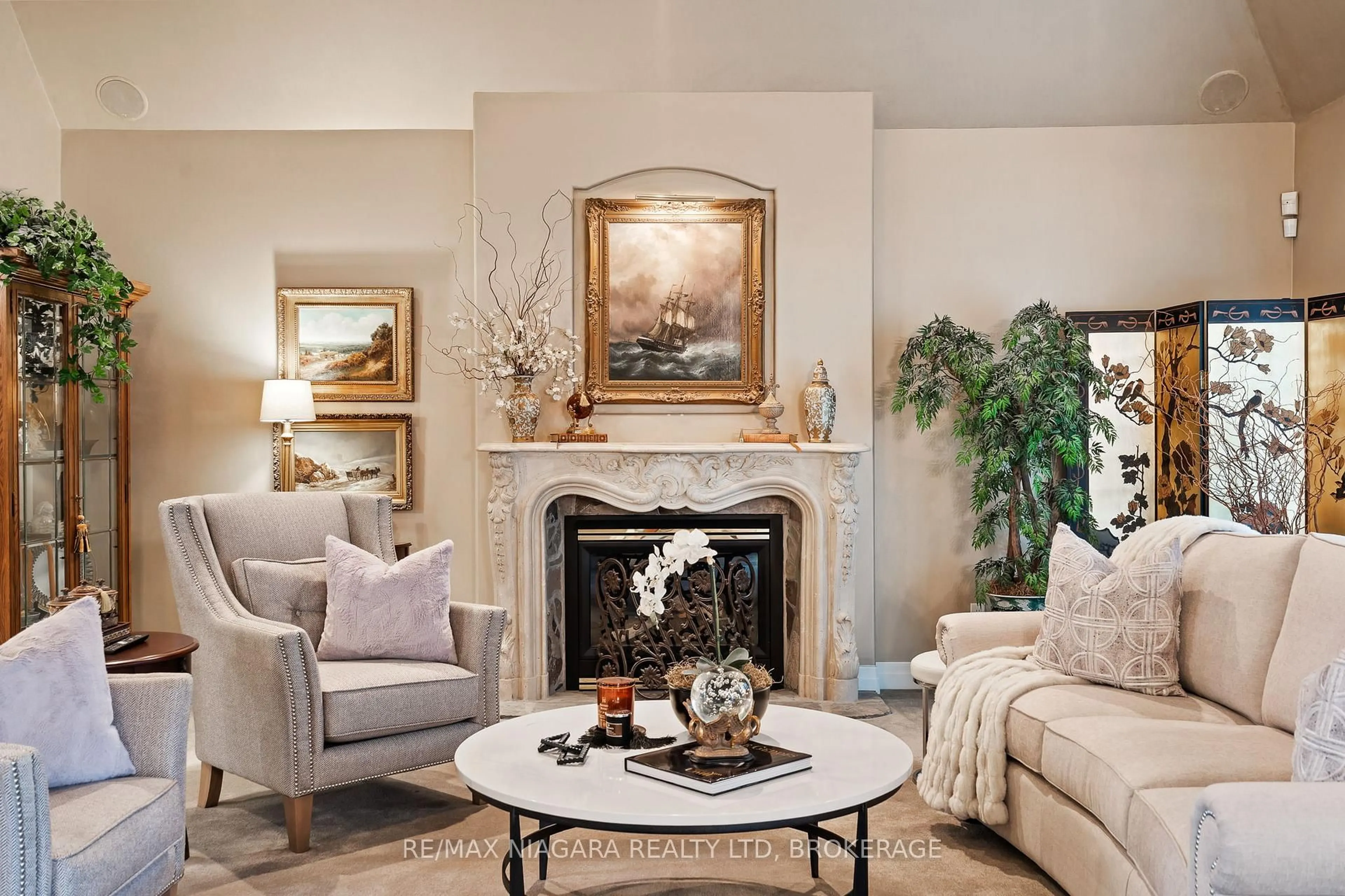 Living room with furniture, unknown for 9 LUCIA Crt, Niagara-on-the-Lake Ontario L0S 1J0