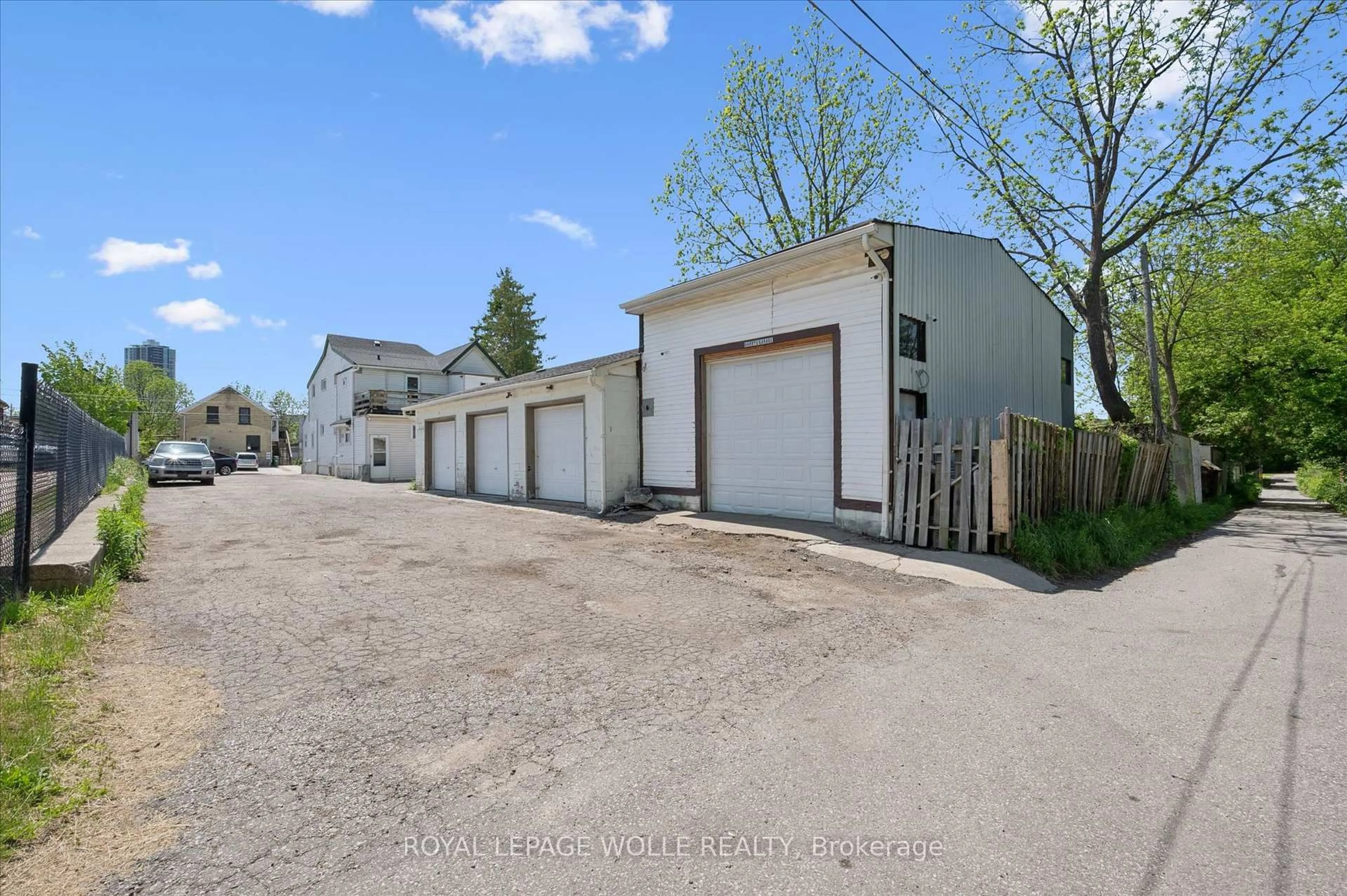Unknown for 202 Breithaupt St, Kitchener Ontario N2H 5H4