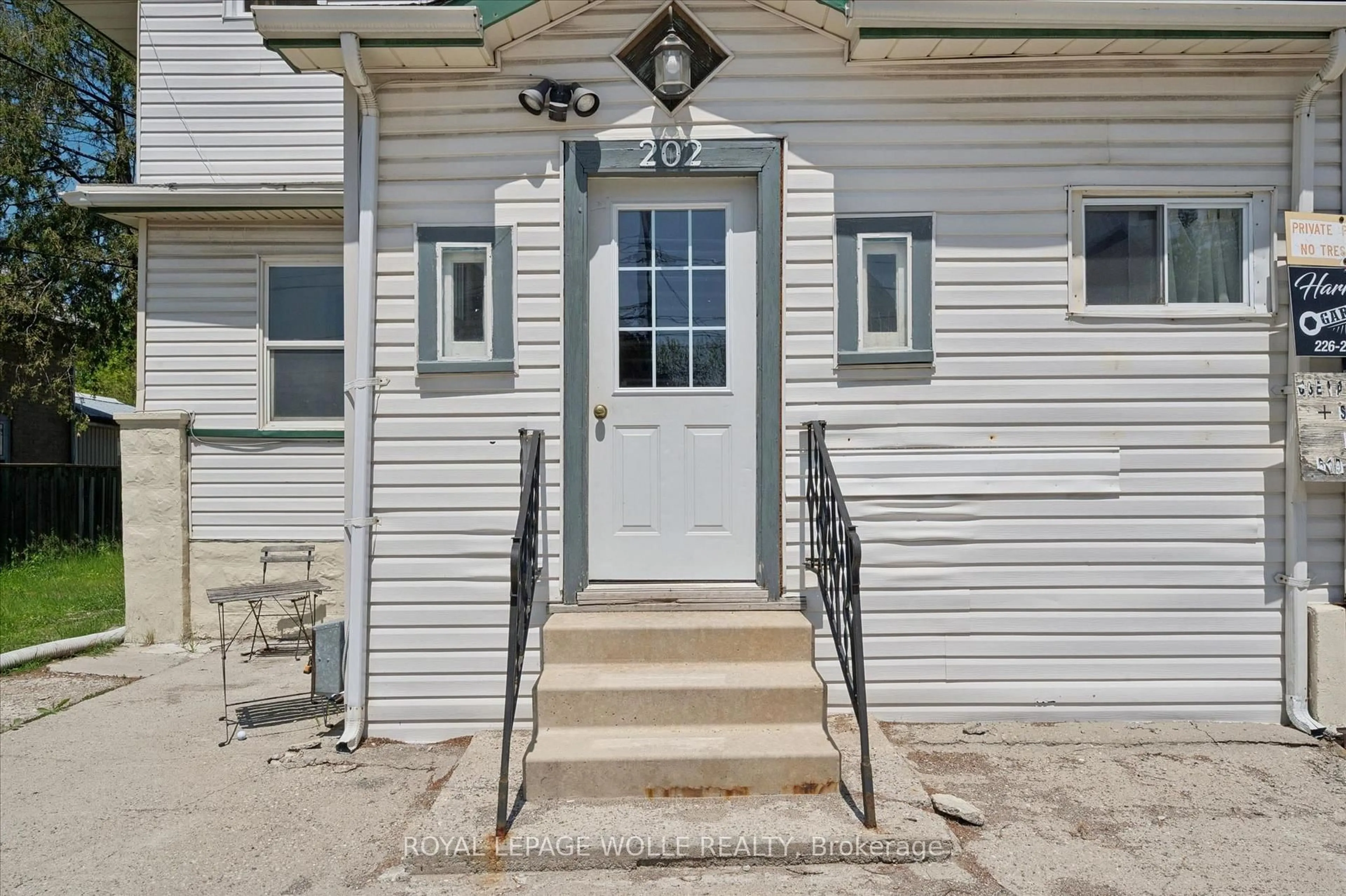 Indoor entryway for 202 Breithaupt St, Kitchener Ontario N2H 5H4