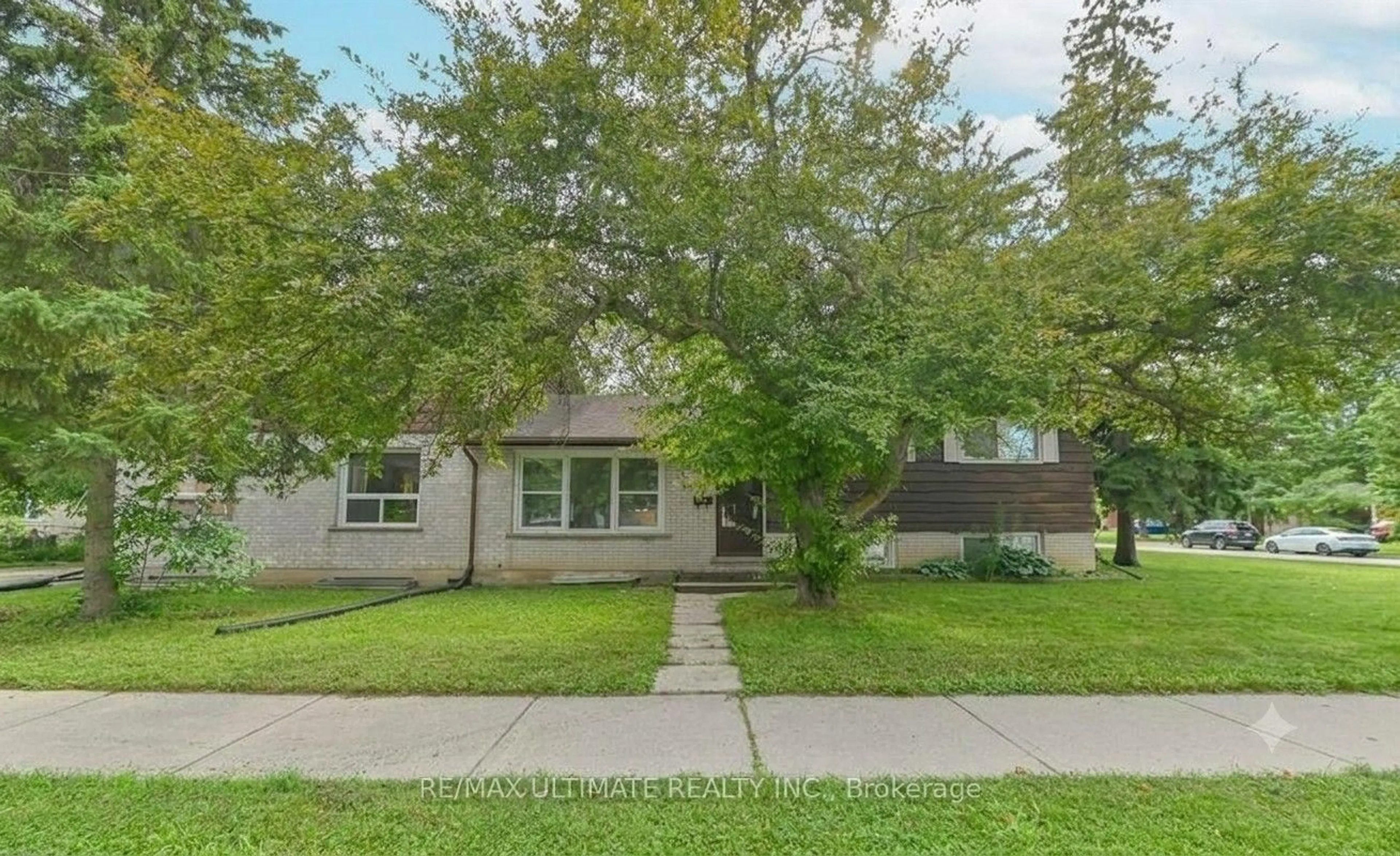 Home with vinyl exterior material, street for 367 Holly St, Waterloo Ontario N2L 4G2