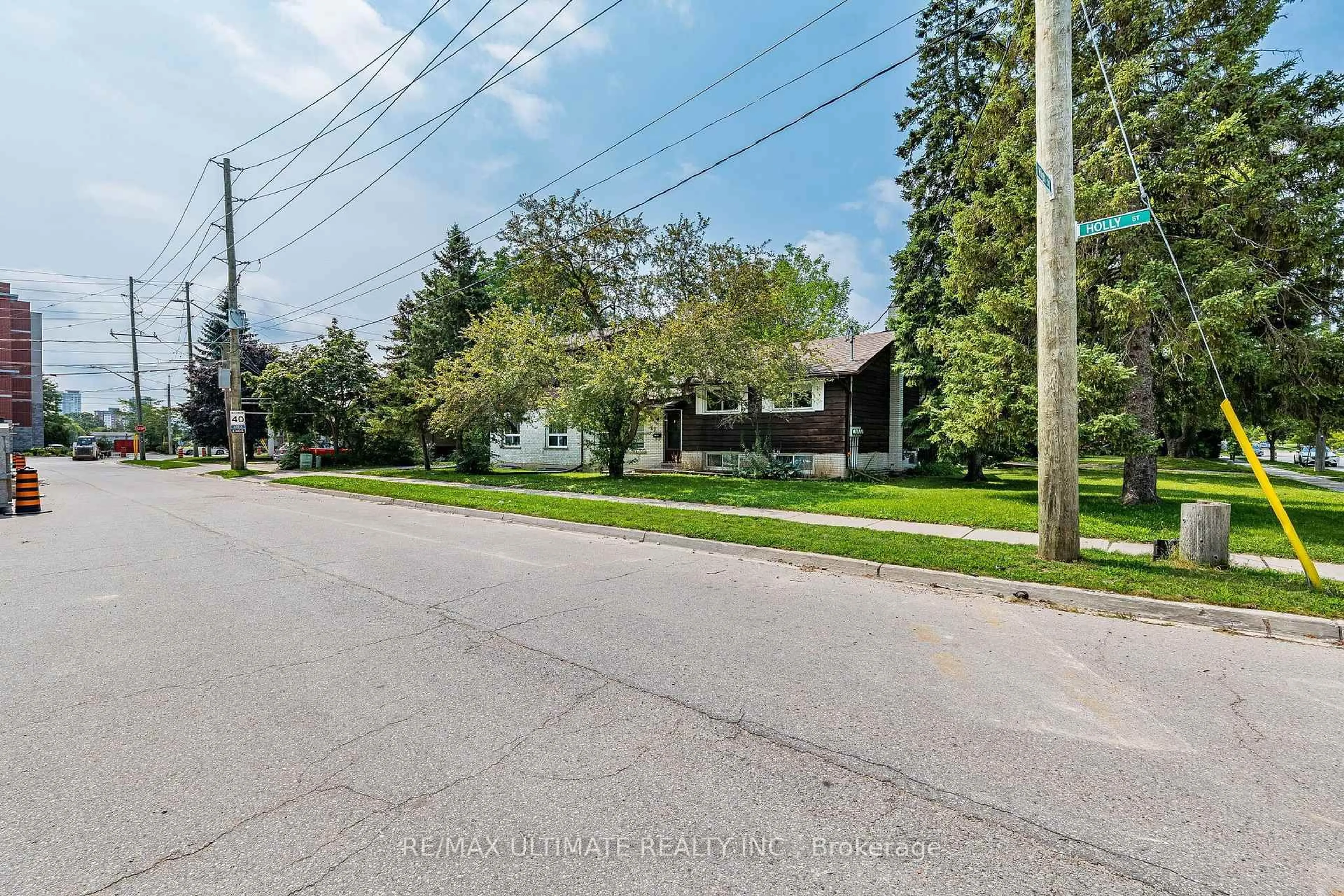 A pic from outside/outdoor area/front of a property/back of a property/a pic from drone, street for 367 Holly St, Waterloo Ontario N2L 4G2
