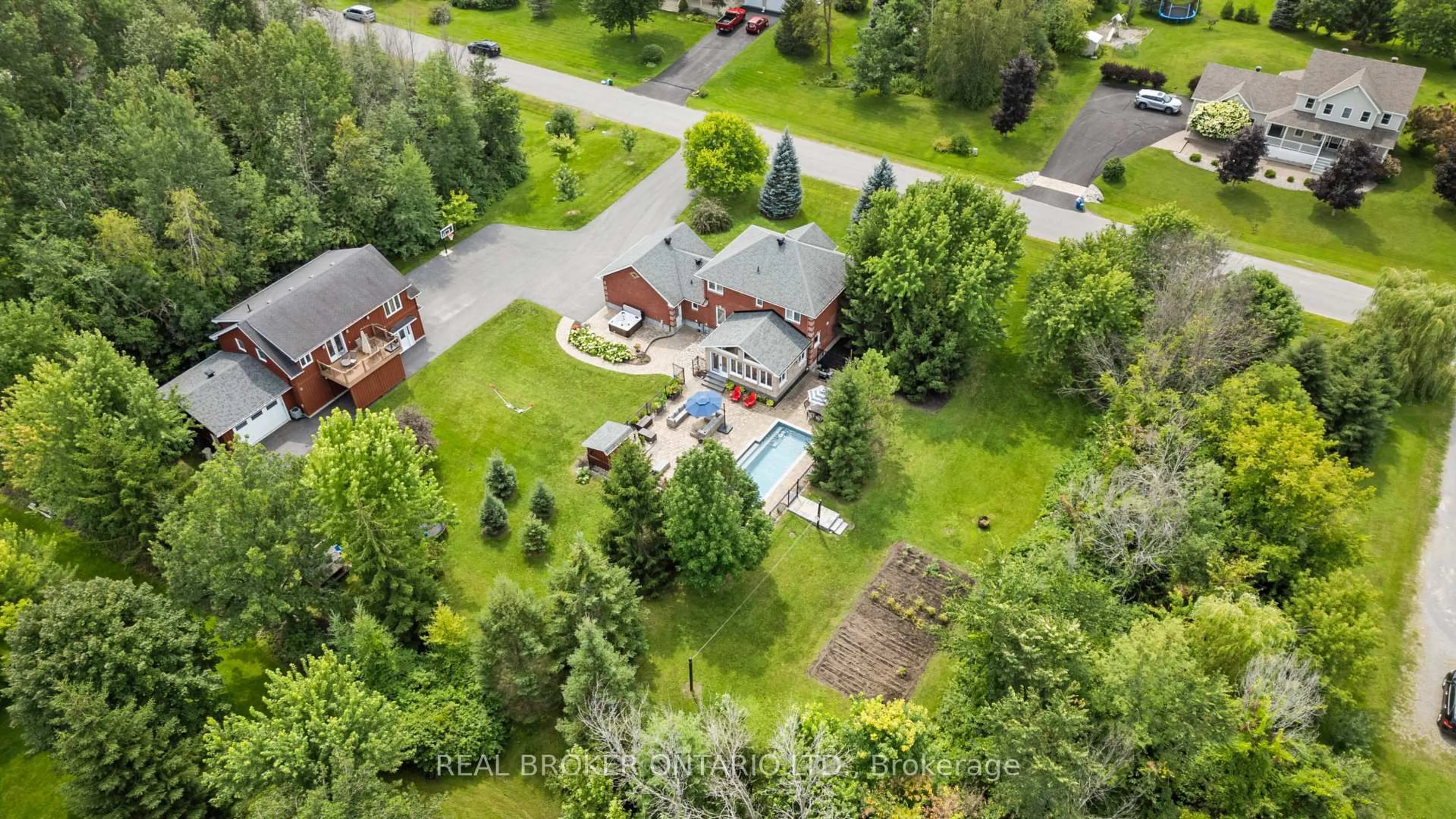 A pic from outside/outdoor area/front of a property/back of a property/a pic from drone, street for 27 Garrison Dr, North Grenville Ontario K0G 1J0