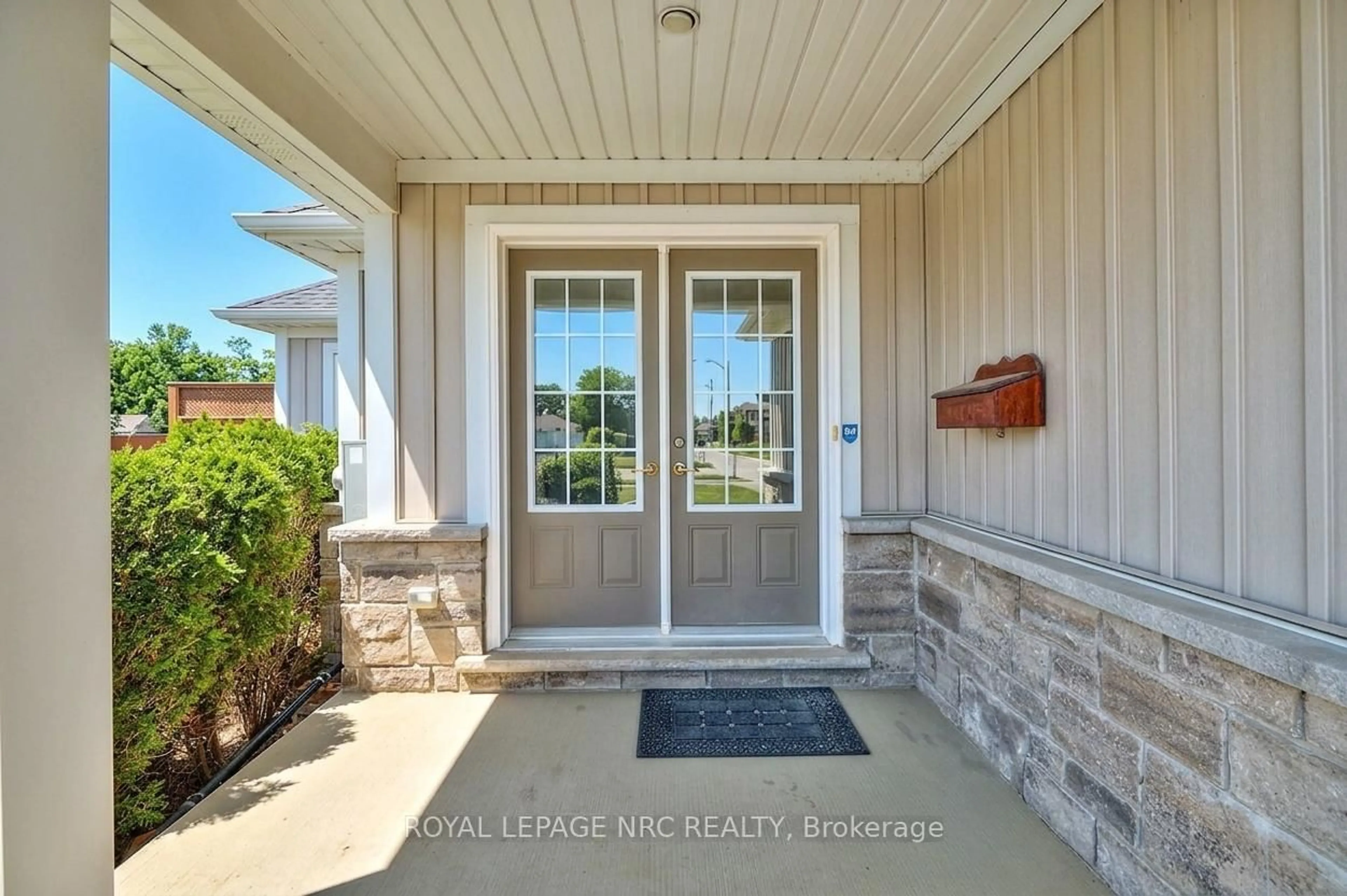 Indoor entryway for 171 Classic Ave, Welland Ontario L3B 0A3