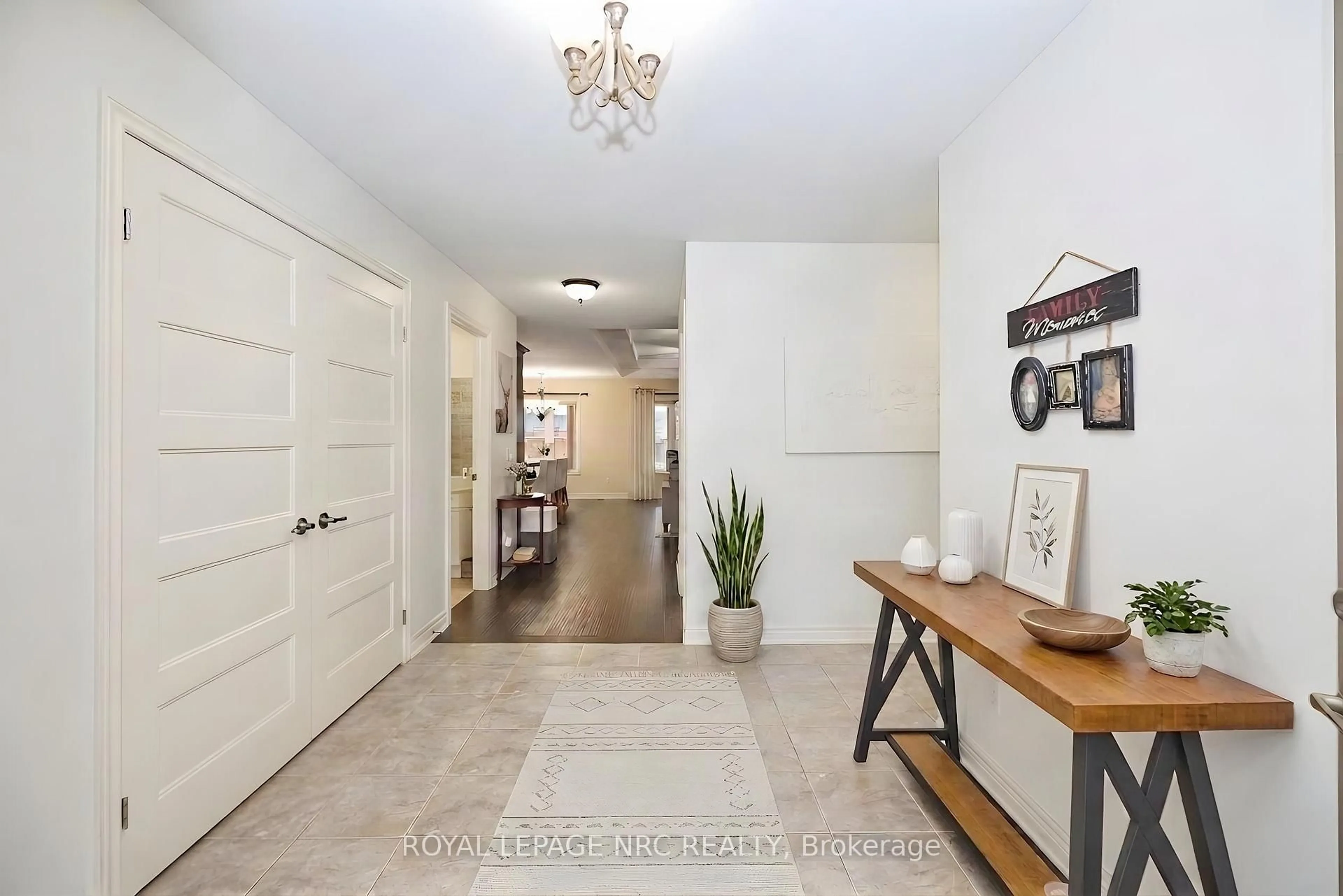 Indoor entryway for 171 Classic Ave, Welland Ontario L3B 0A3