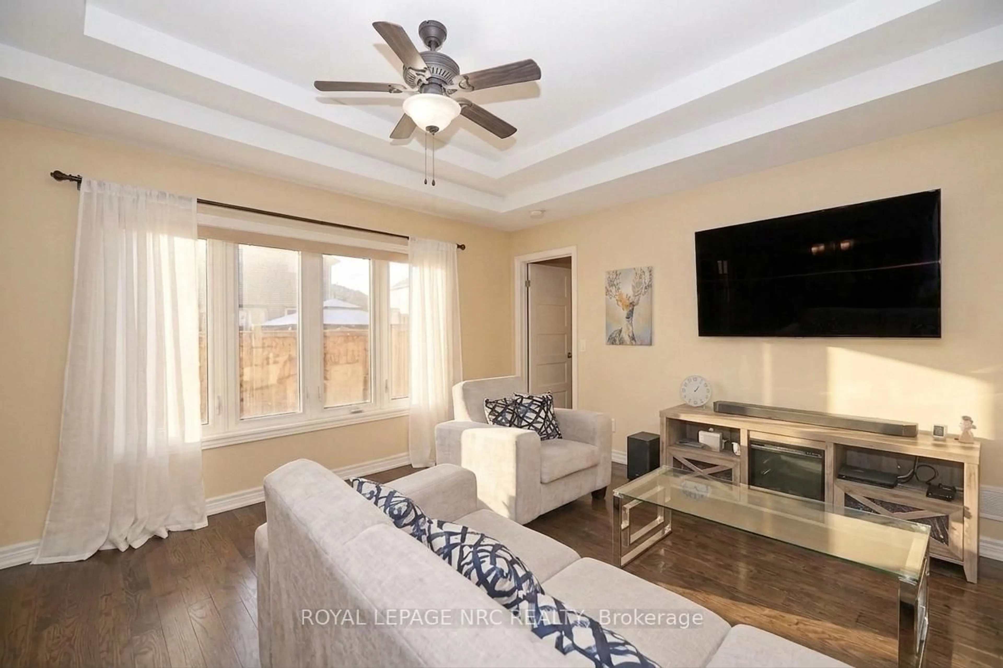 Living room with furniture, unknown for 171 Classic Ave, Welland Ontario L3B 0A3