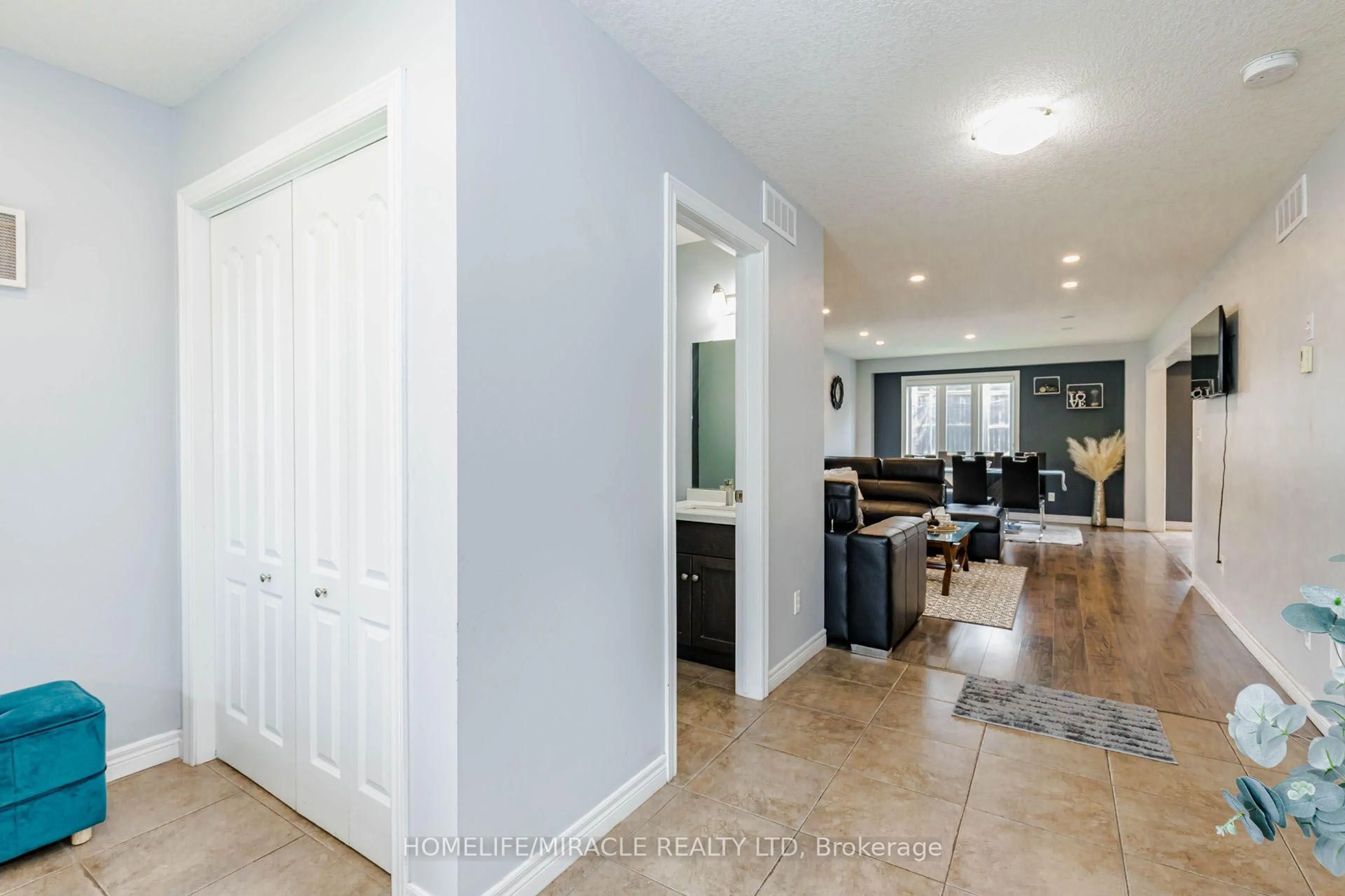 Indoor entryway for 39 Washburn Dr, Guelph Ontario N1E 0B6