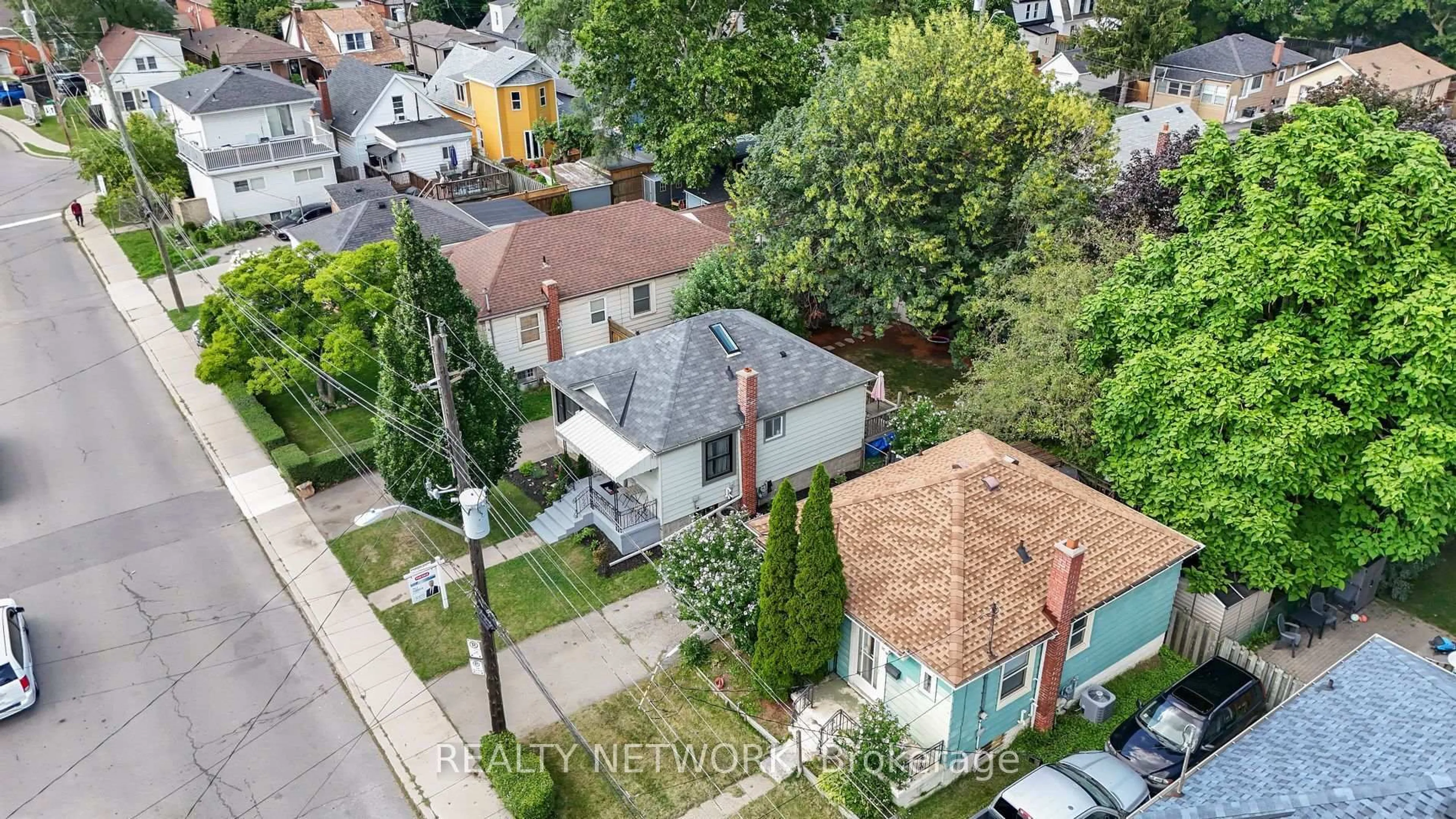 A pic from outside/outdoor area/front of a property/back of a property/a pic from drone, street for 197 Crockett St, Hamilton Ontario L8V 1H3