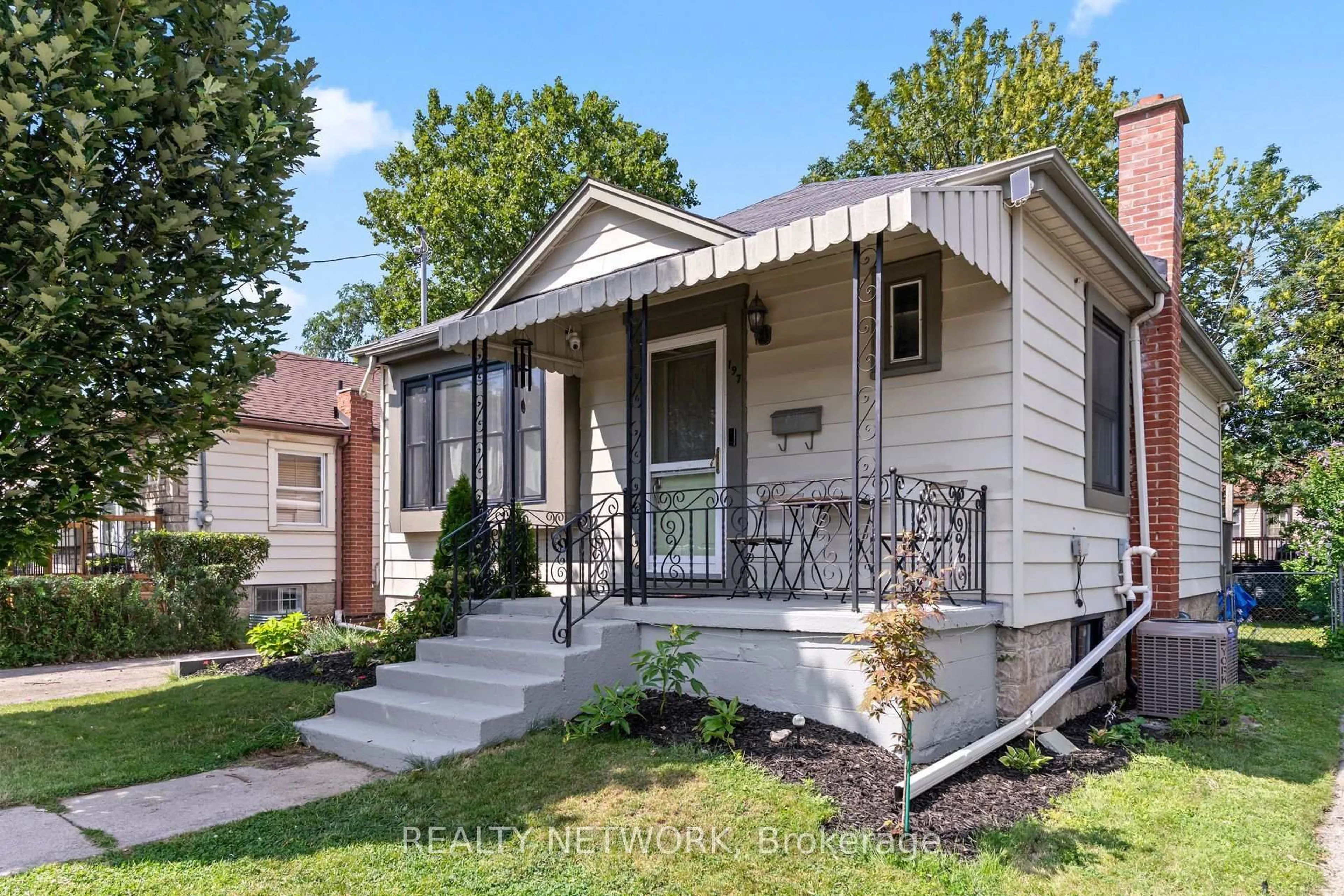 Home with vinyl exterior material, street for 197 Crockett St, Hamilton Ontario L8V 1H3