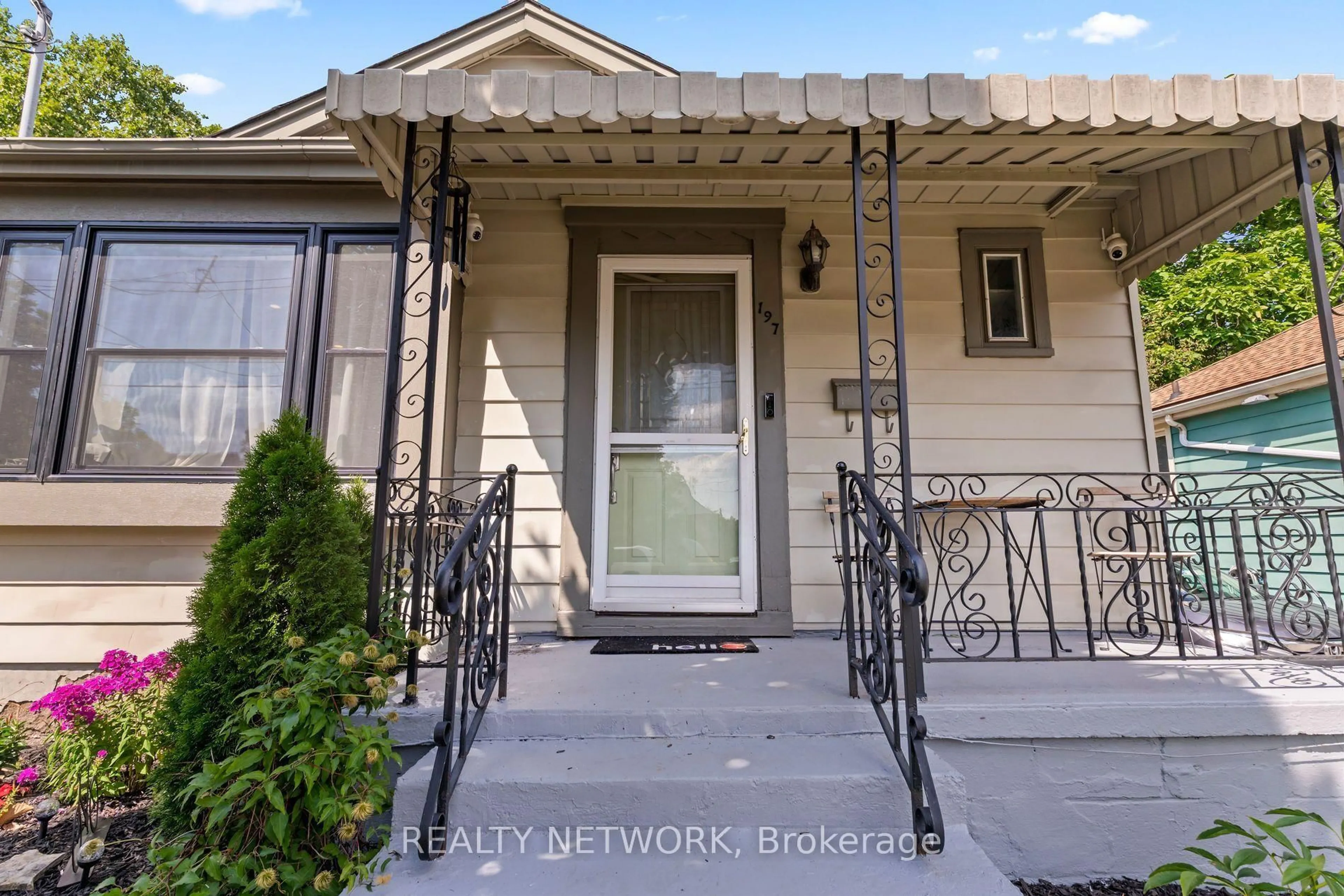 Indoor entryway for 197 Crockett St, Hamilton Ontario L8V 1H3