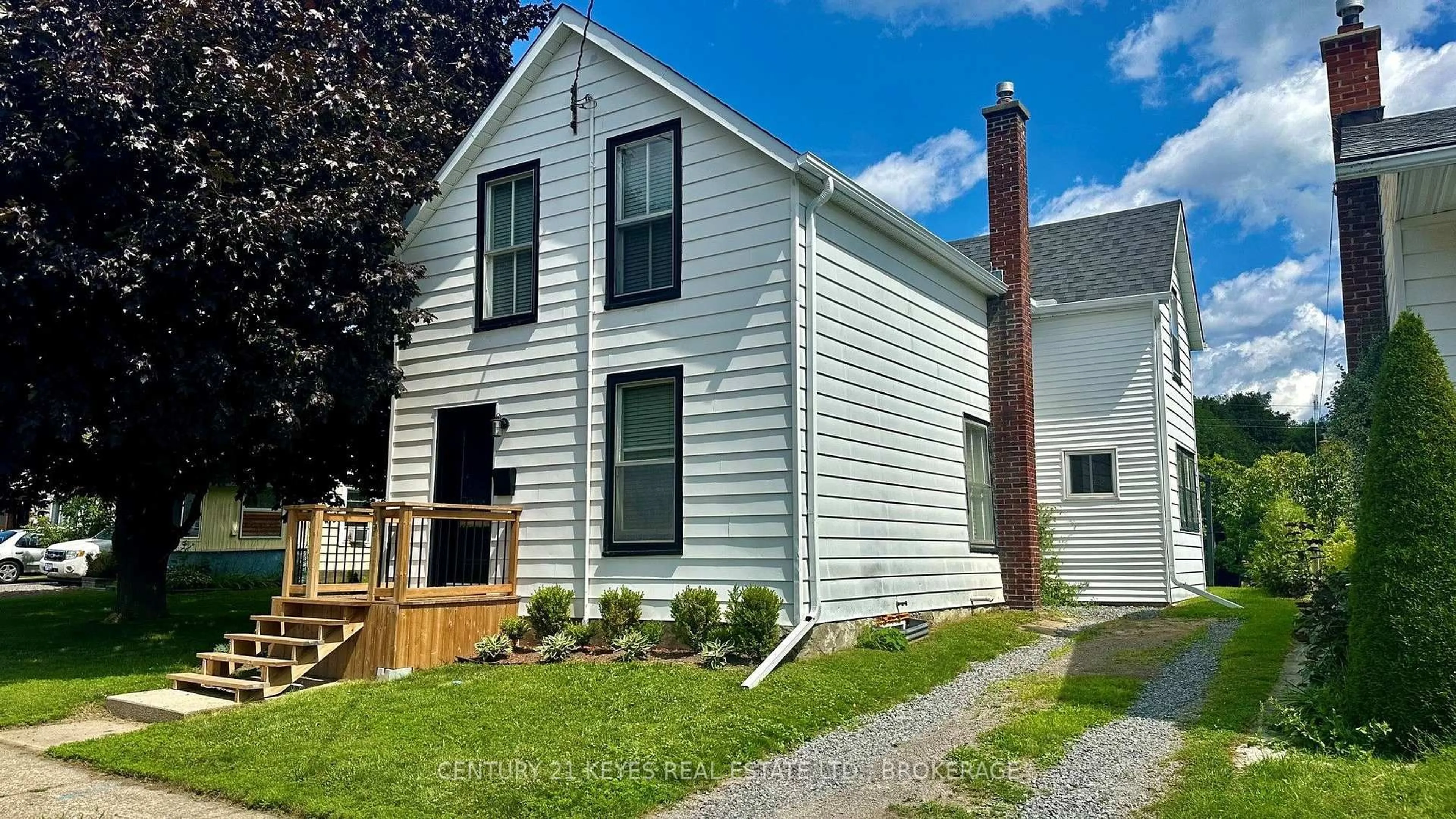 Home with vinyl exterior material, street for 39 Amy St, Brockville Ontario K6V 1V9