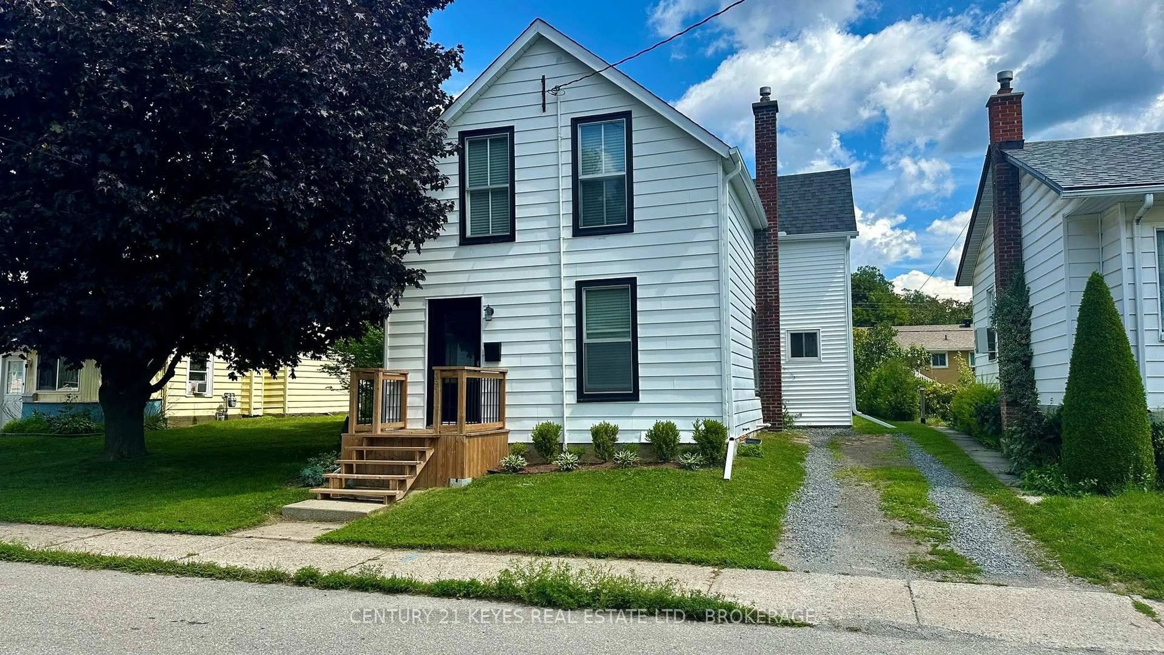 Home with vinyl exterior material, street for 39 Amy St, Brockville Ontario K6V 1V9