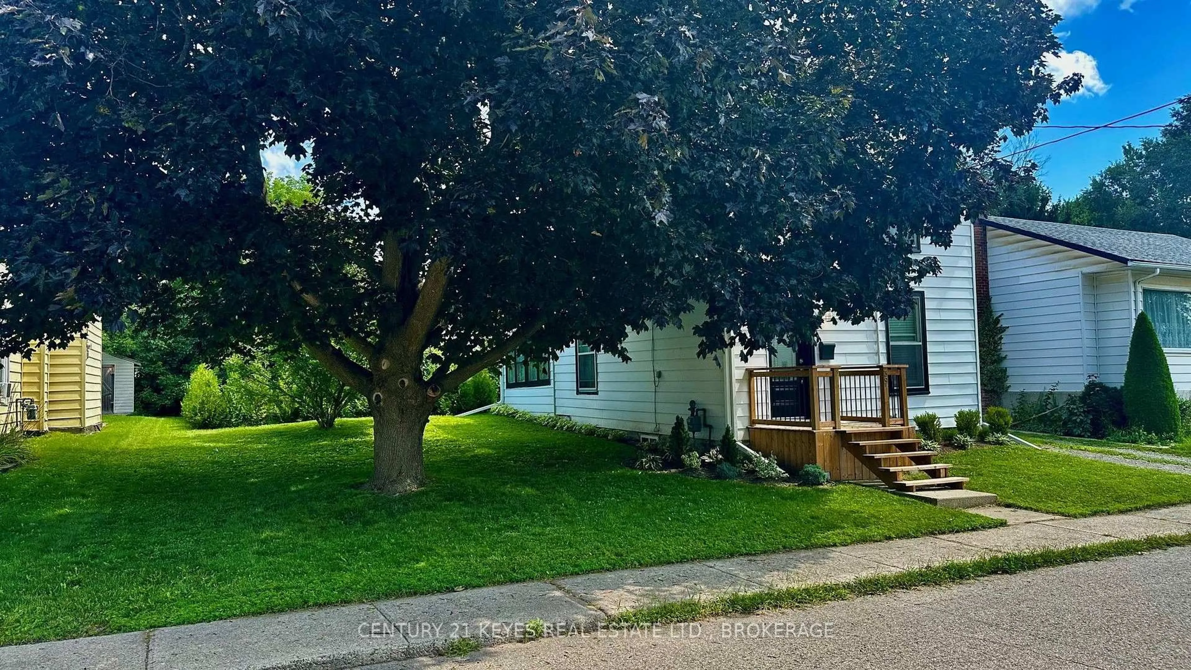 A pic from outside/outdoor area/front of a property/back of a property/a pic from drone, street for 39 Amy St, Brockville Ontario K6V 1V9