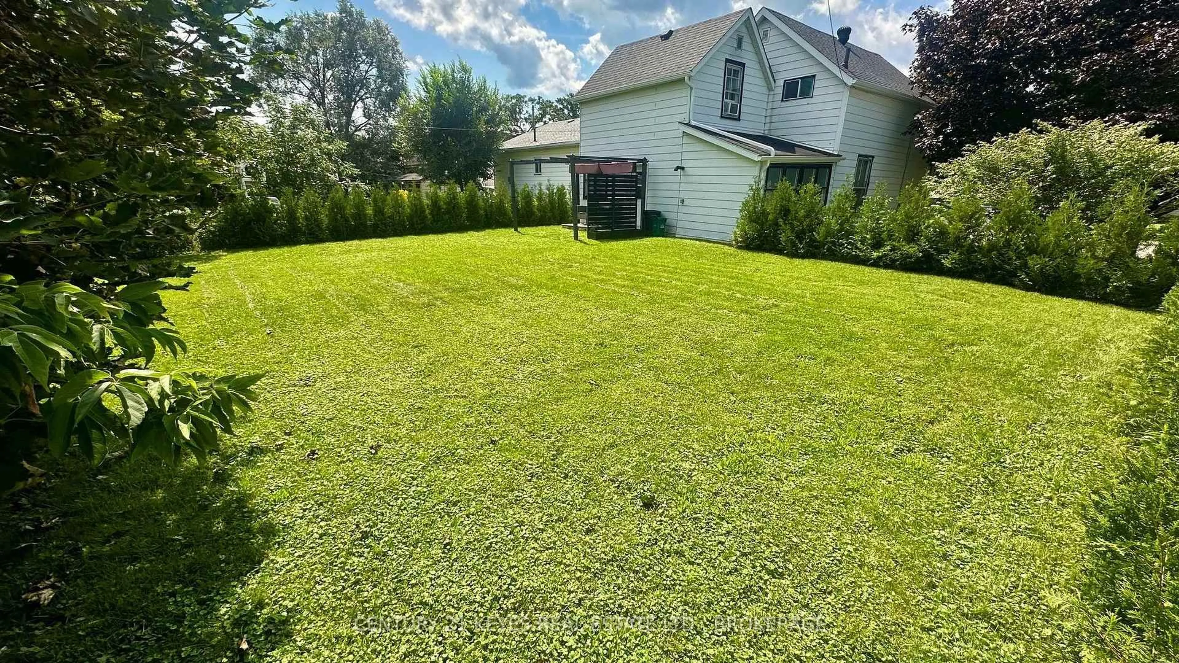 A pic from outside/outdoor area/front of a property/back of a property/a pic from drone, street for 39 Amy St, Brockville Ontario K6V 1V9