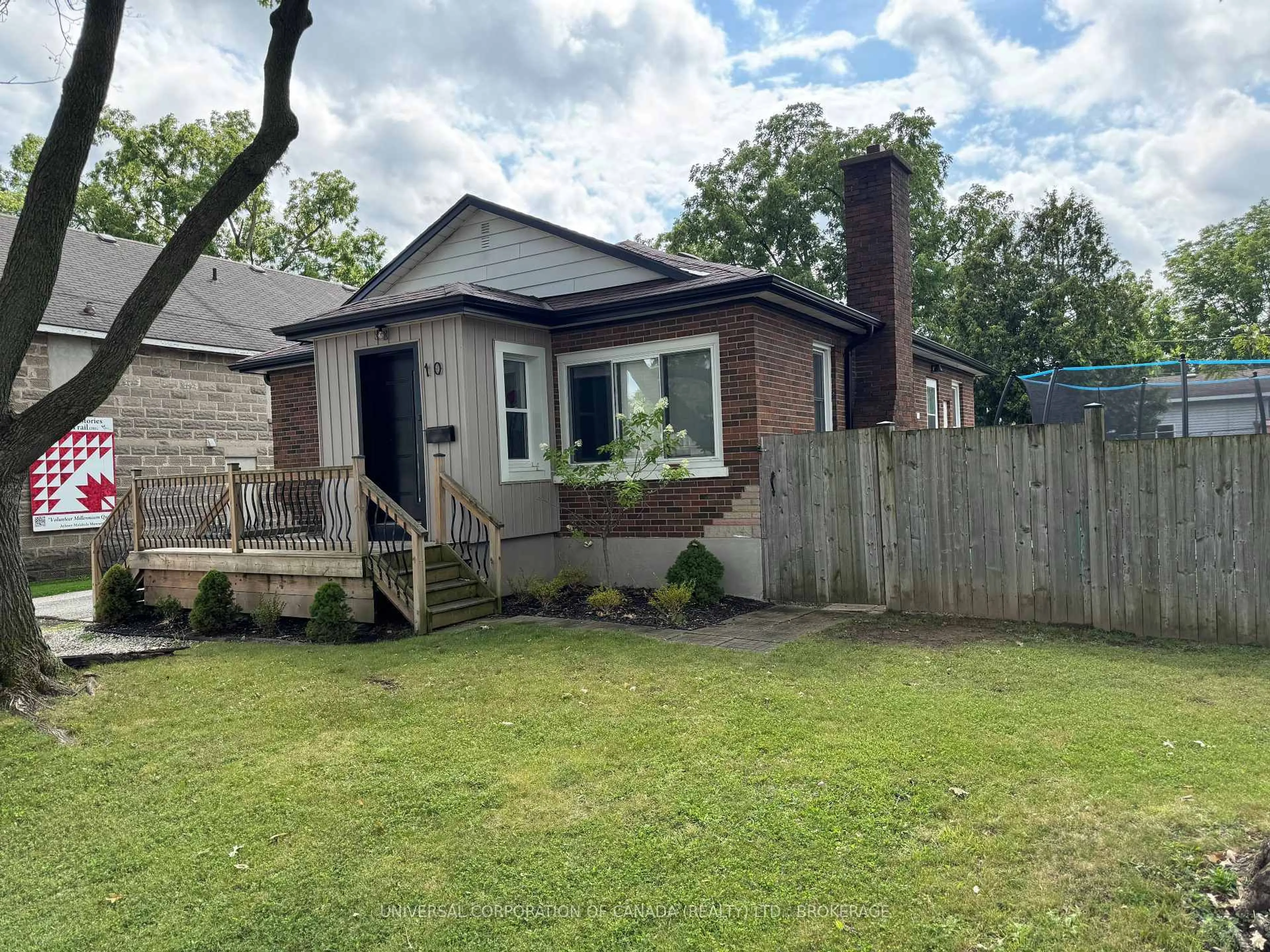 A pic from outside/outdoor area/front of a property/back of a property/a pic from drone, street for 10 East St, Aylmer Ontario N5H 1W2