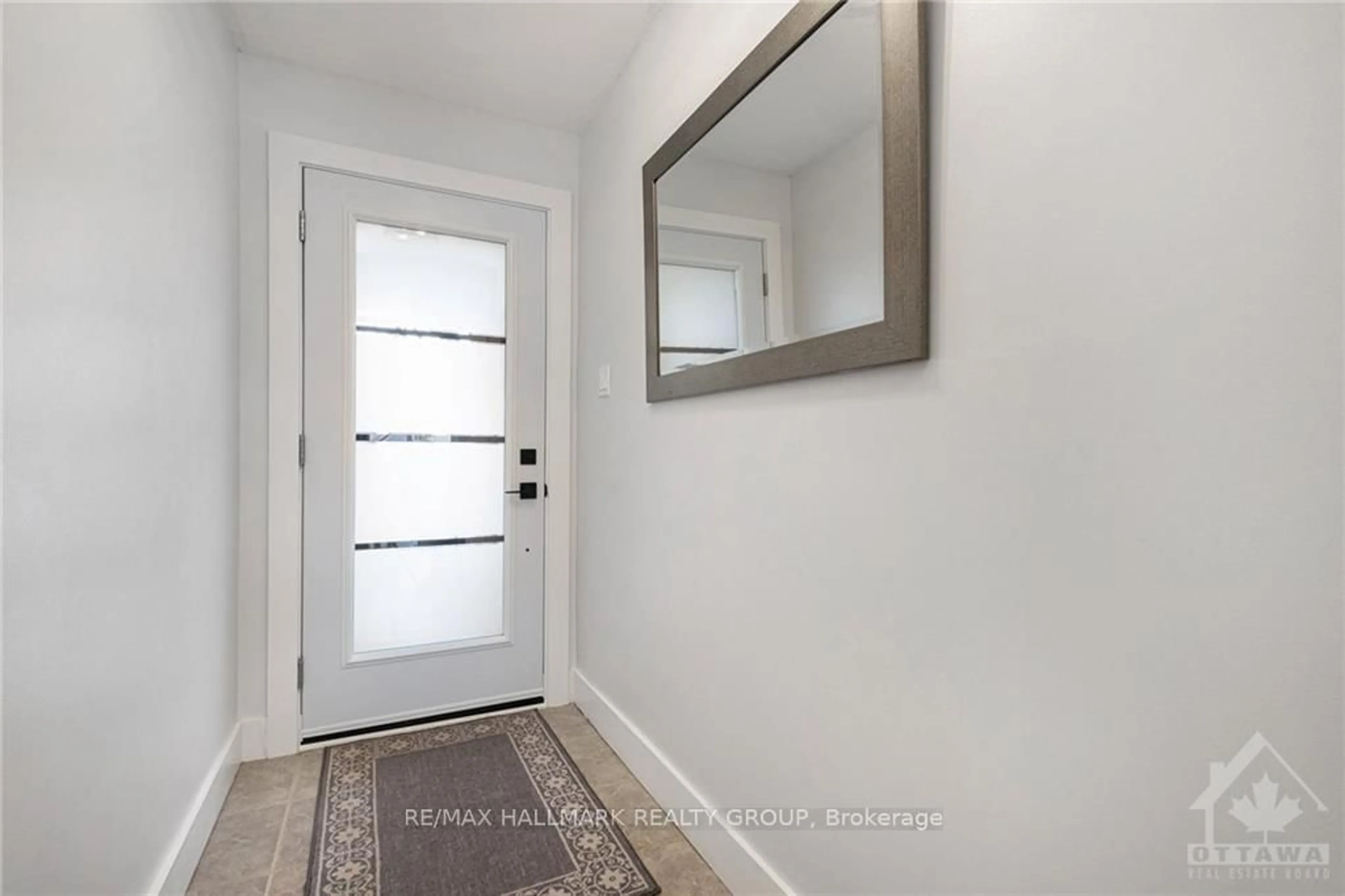 Indoor entryway for 92 GILLESPIE Cres, Ottawa Ontario K1V 0J2