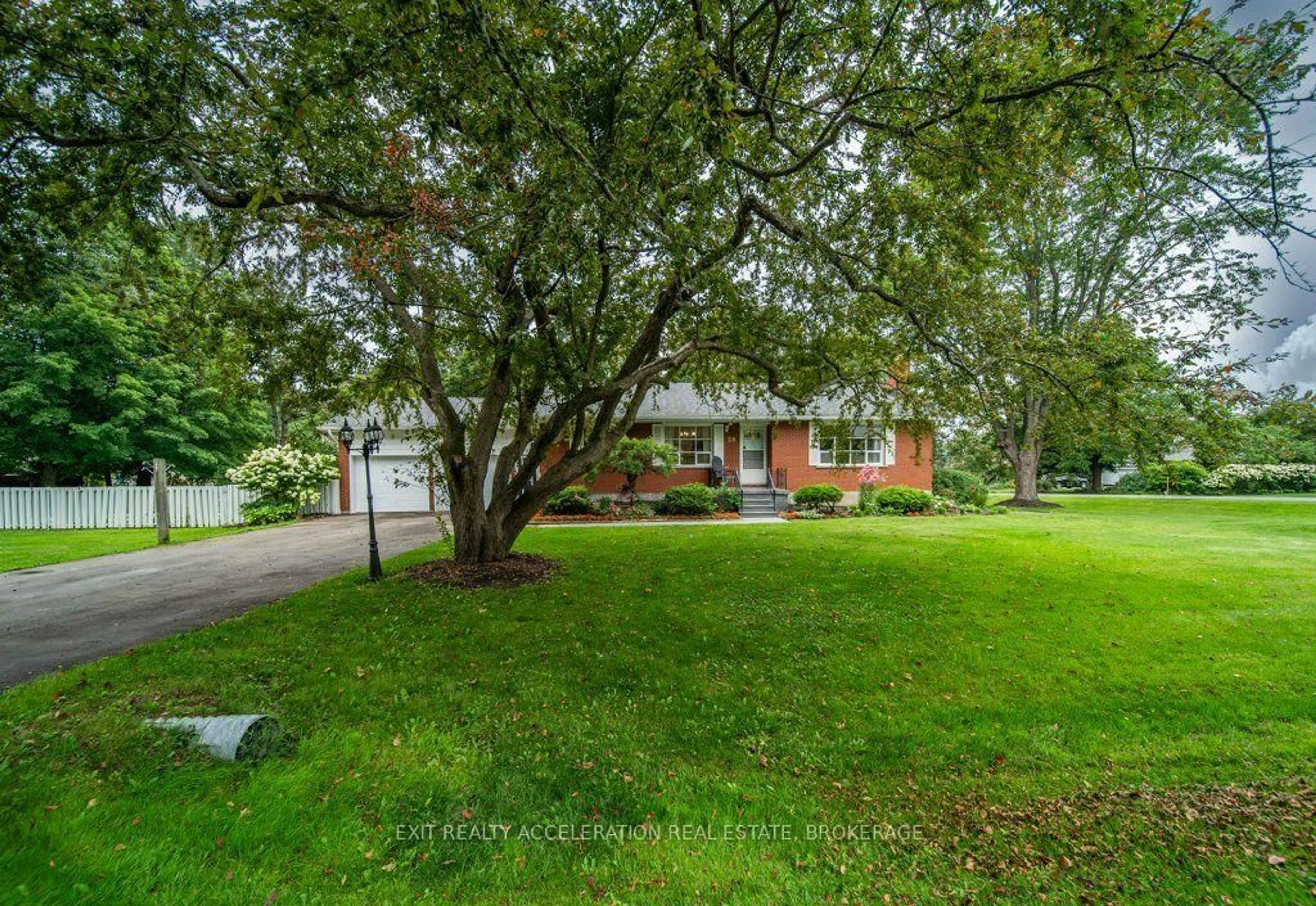 A pic from outside/outdoor area/front of a property/back of a property/a pic from drone, street for 28 Southcrest Dr, Greater Napanee Ontario K7R 3K2
