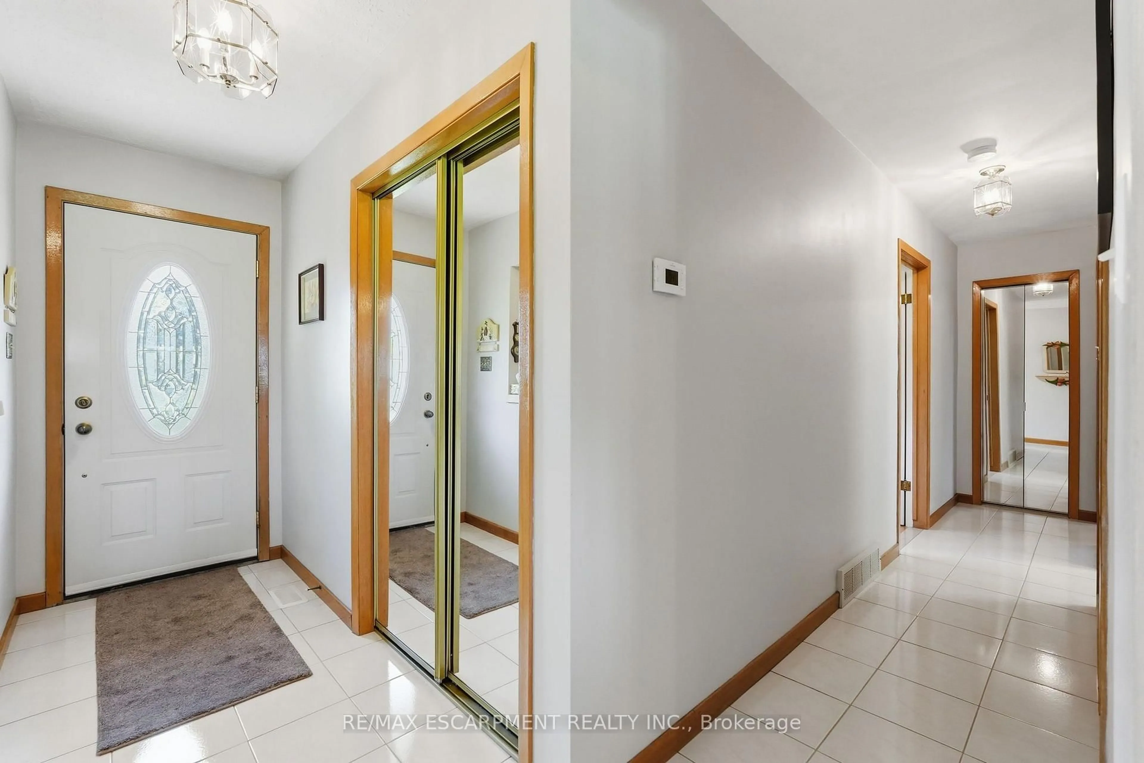 Indoor foyer for 610 Miles Rd, Hamilton Ontario L0R 1P0