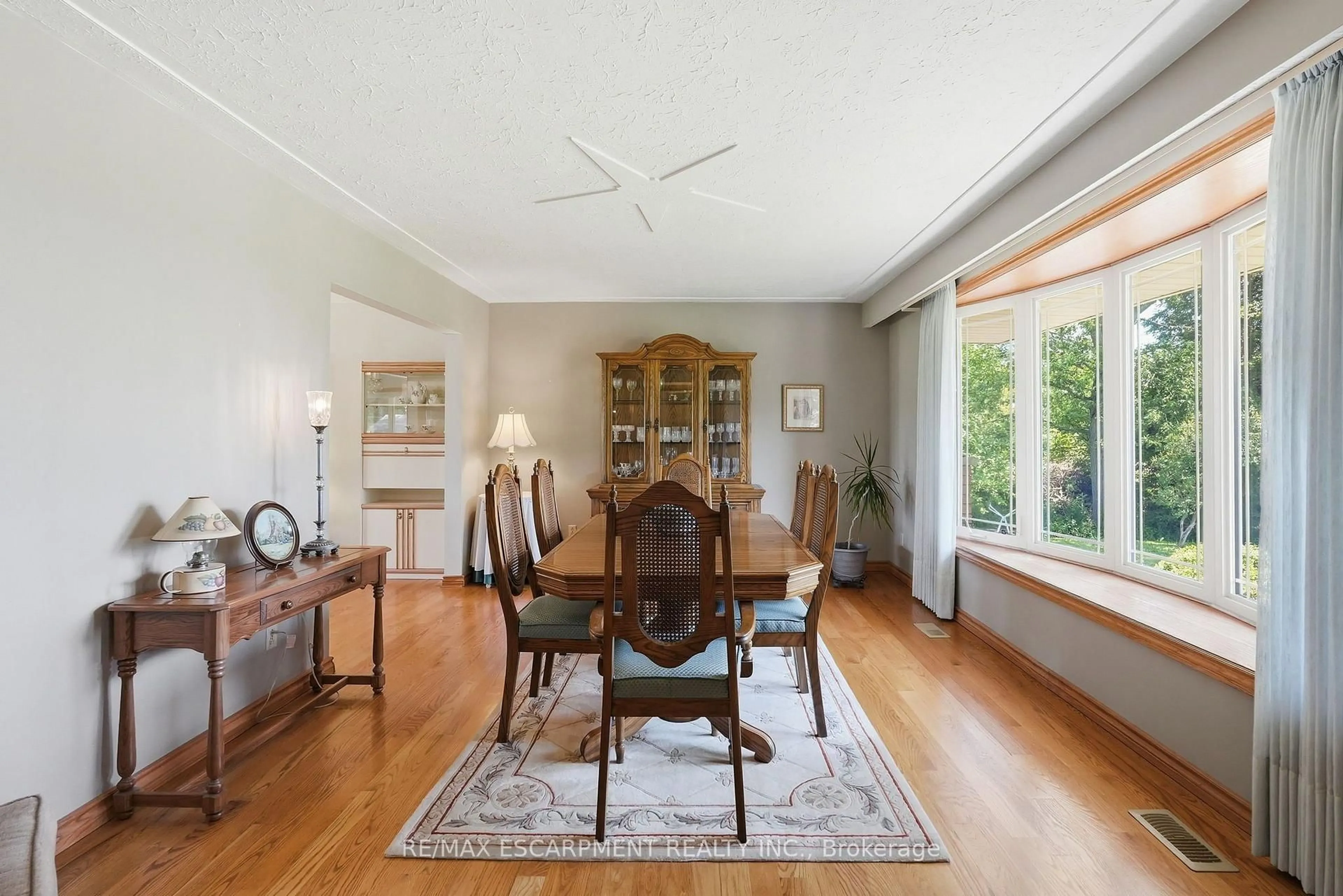 Dining room, wood/laminate floor for 610 Miles Rd, Hamilton Ontario L0R 1P0