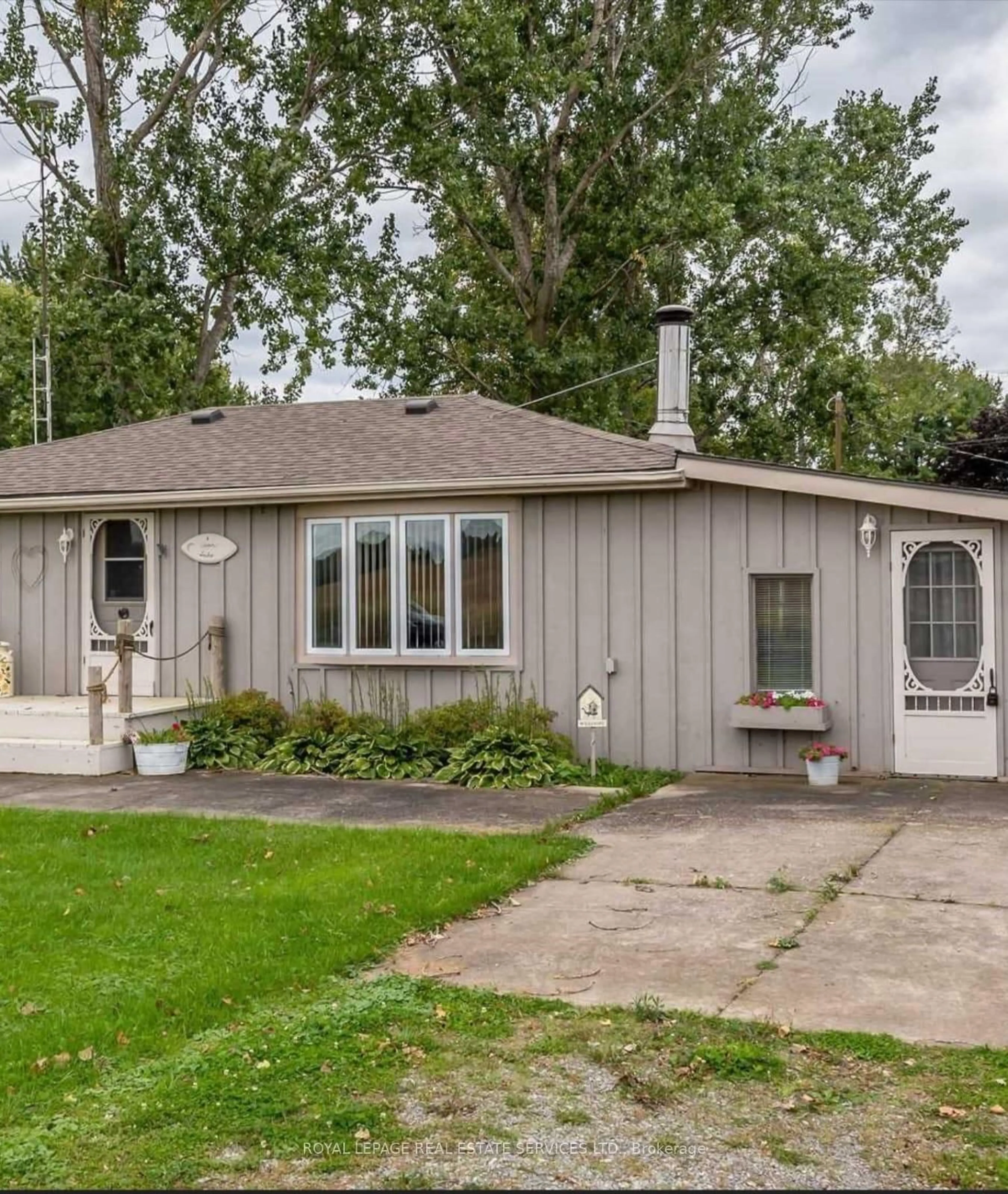 Home with vinyl exterior material, street for 6 Upper Lake, Haldimand Ontario N0A 1P0