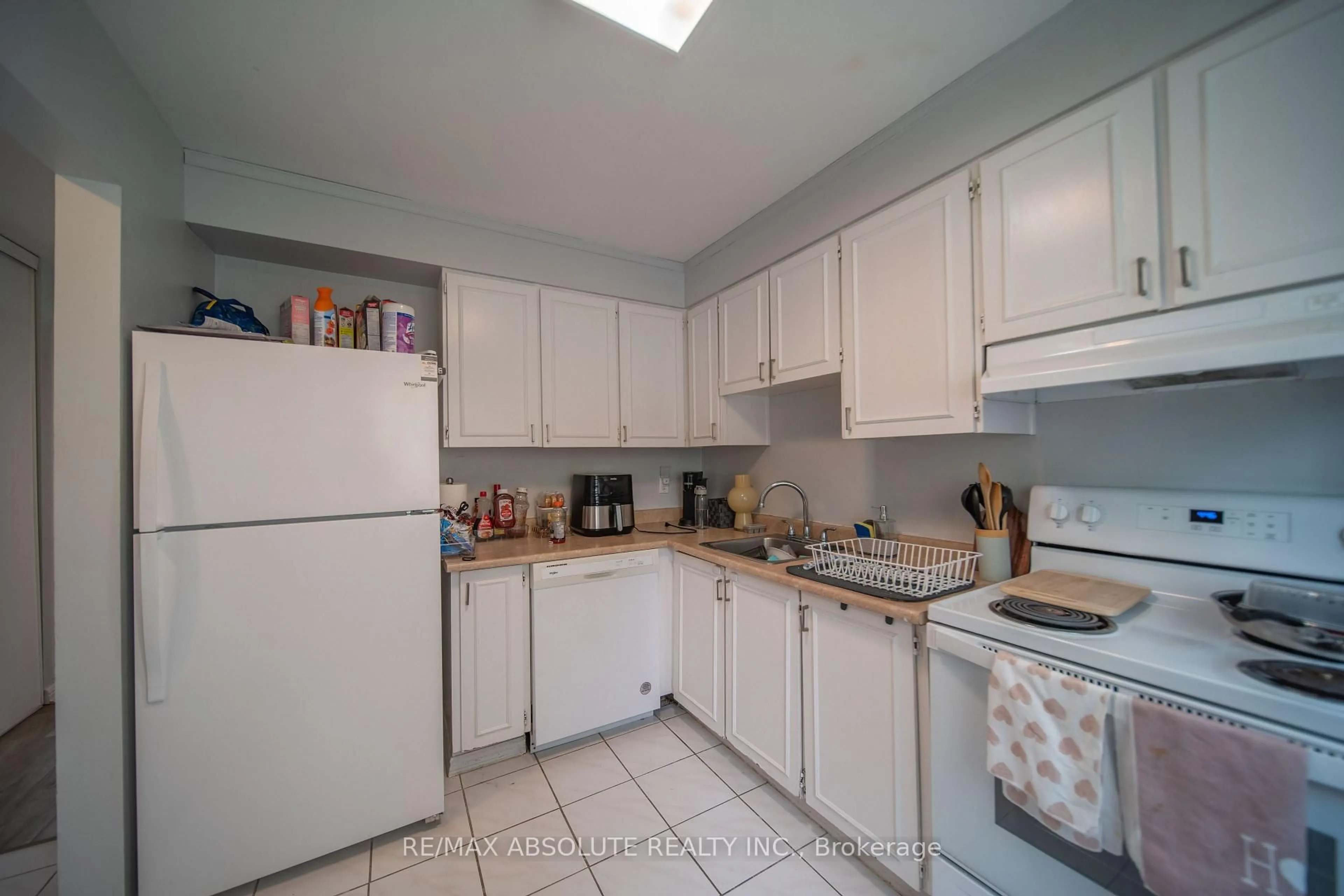 Standard kitchen, unknown for 1299 Cedarcroft Cres #25, Ottawa Ontario K1B 5G9