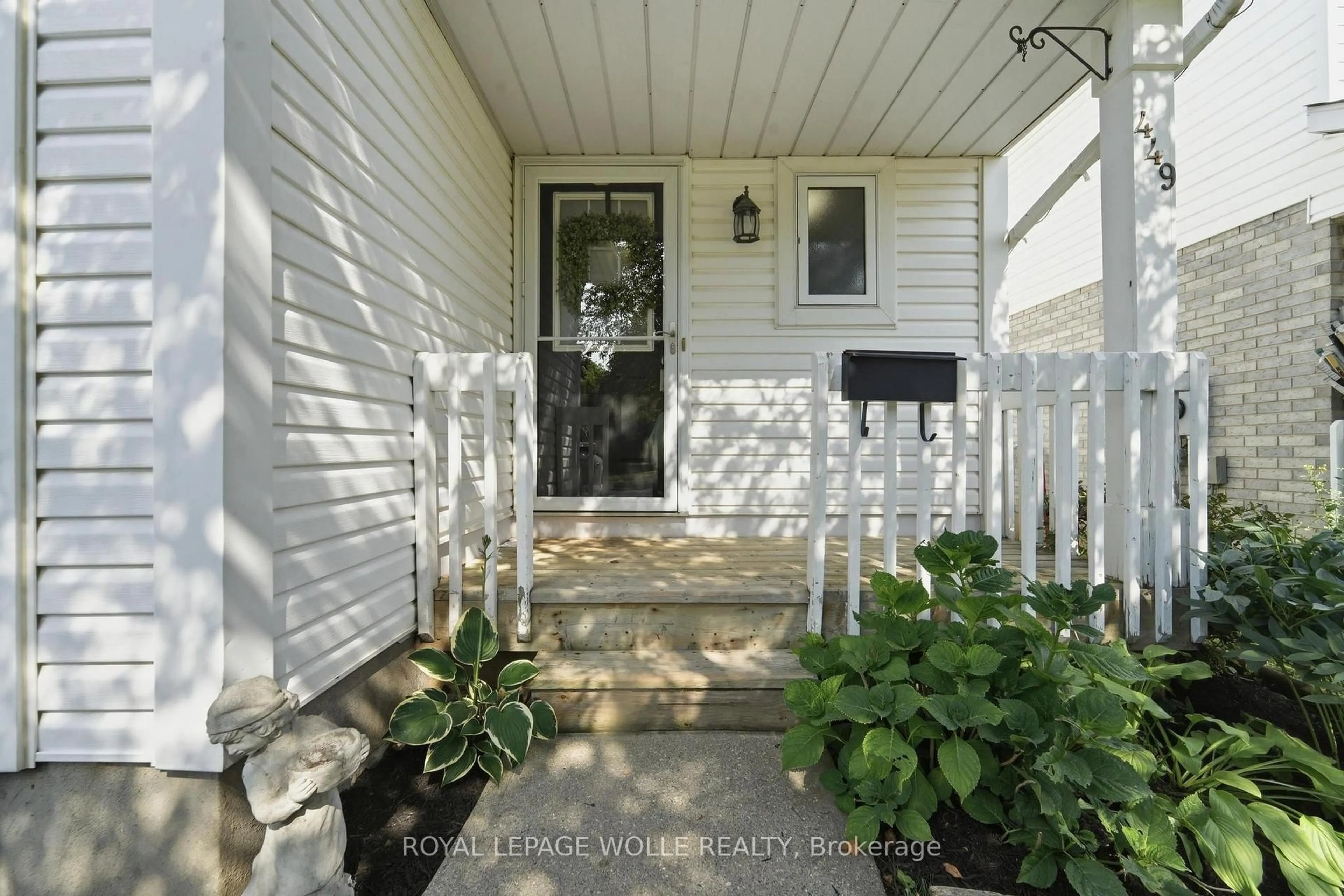 Indoor entryway for 449 Exmoor St, Waterloo Ontario N2K 3T7