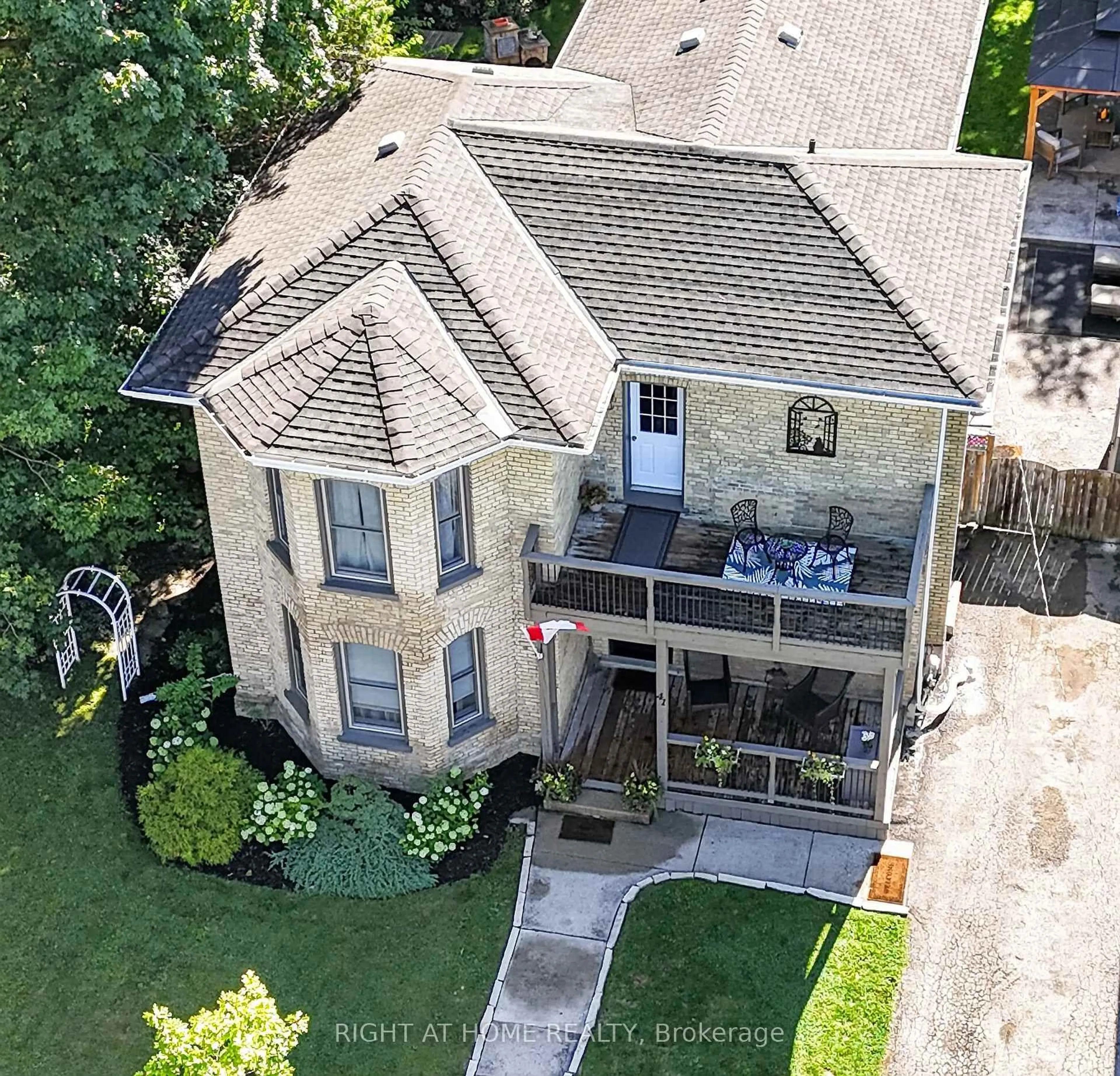 A pic from outside/outdoor area/front of a property/back of a property/a pic from drone, street for 41 Hincks St, St. Thomas Ontario N5R 3N8