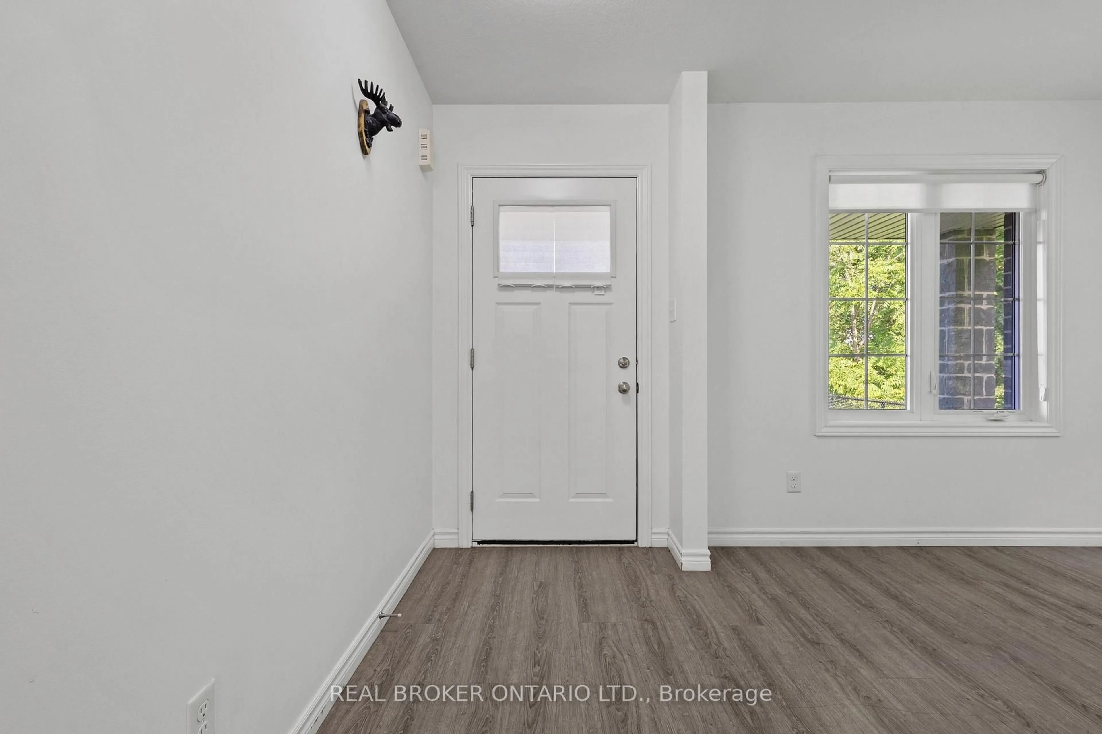 Indoor entryway for 91 Woodedge Circ, Kitchener Ontario N2R 0P8