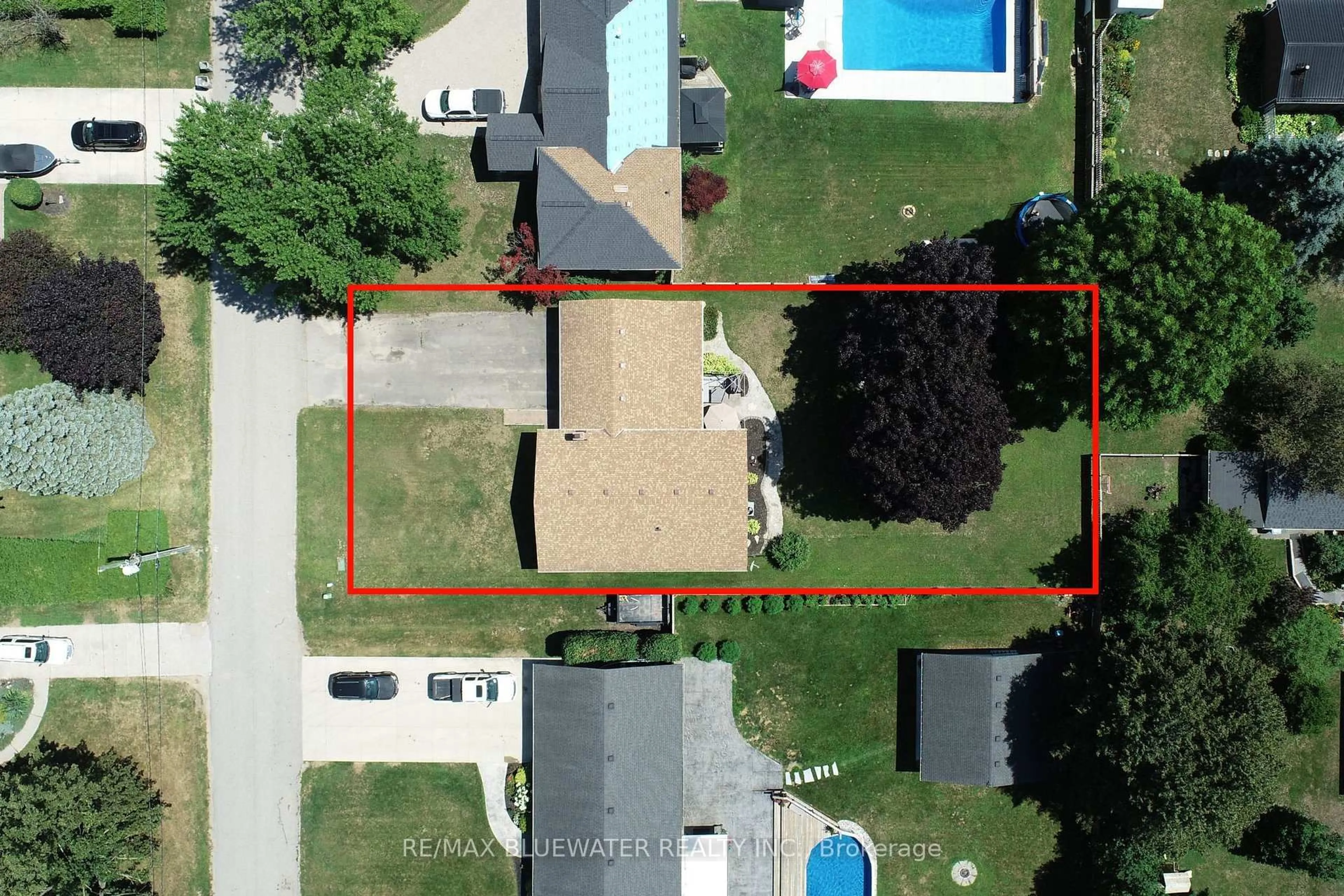 A pic from outside/outdoor area/front of a property/back of a property/a pic from drone, street for 290 Anna St, North Middlesex Ontario N0M 2K0