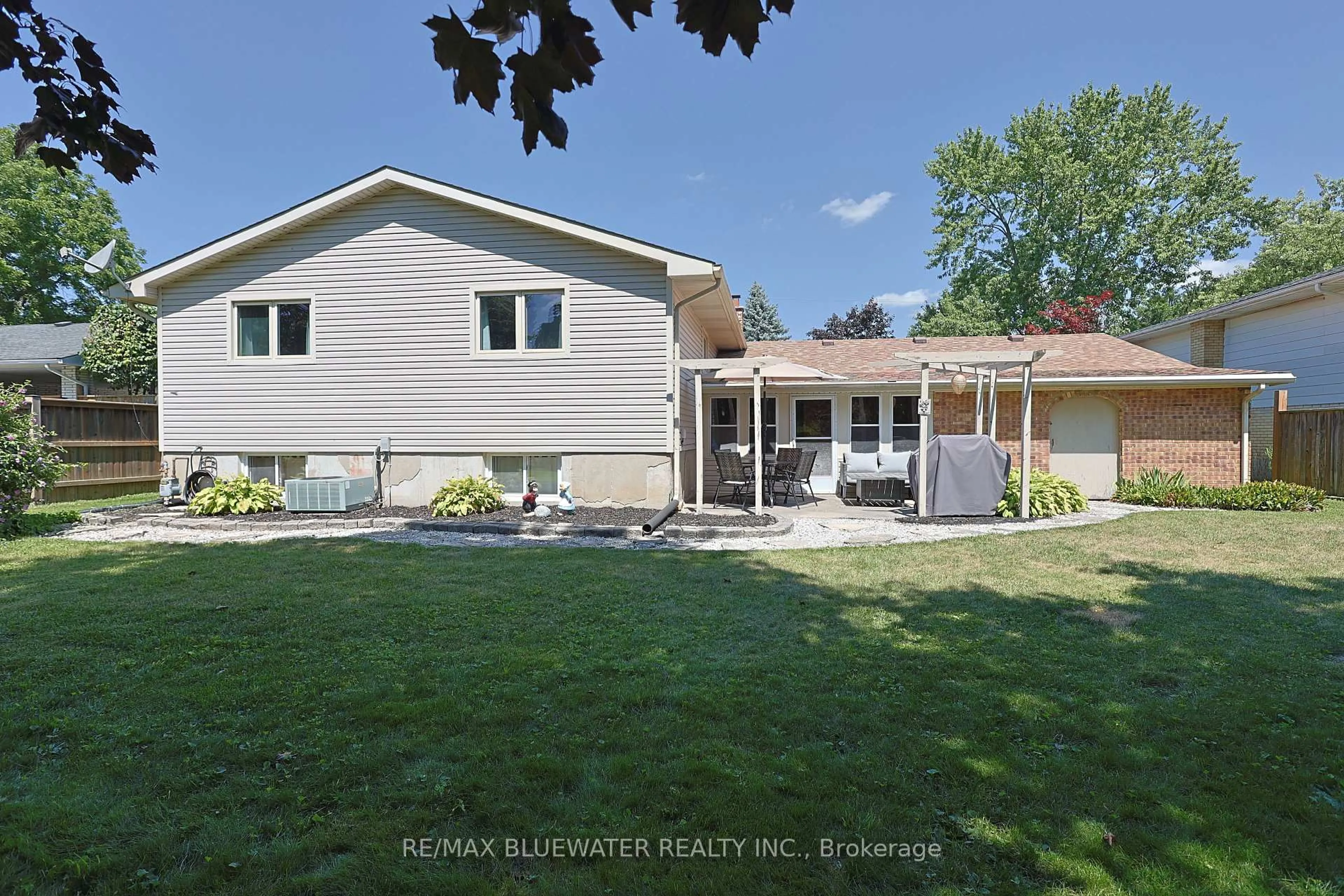 Home with vinyl exterior material, unknown for 290 Anna St, North Middlesex Ontario N0M 2K0