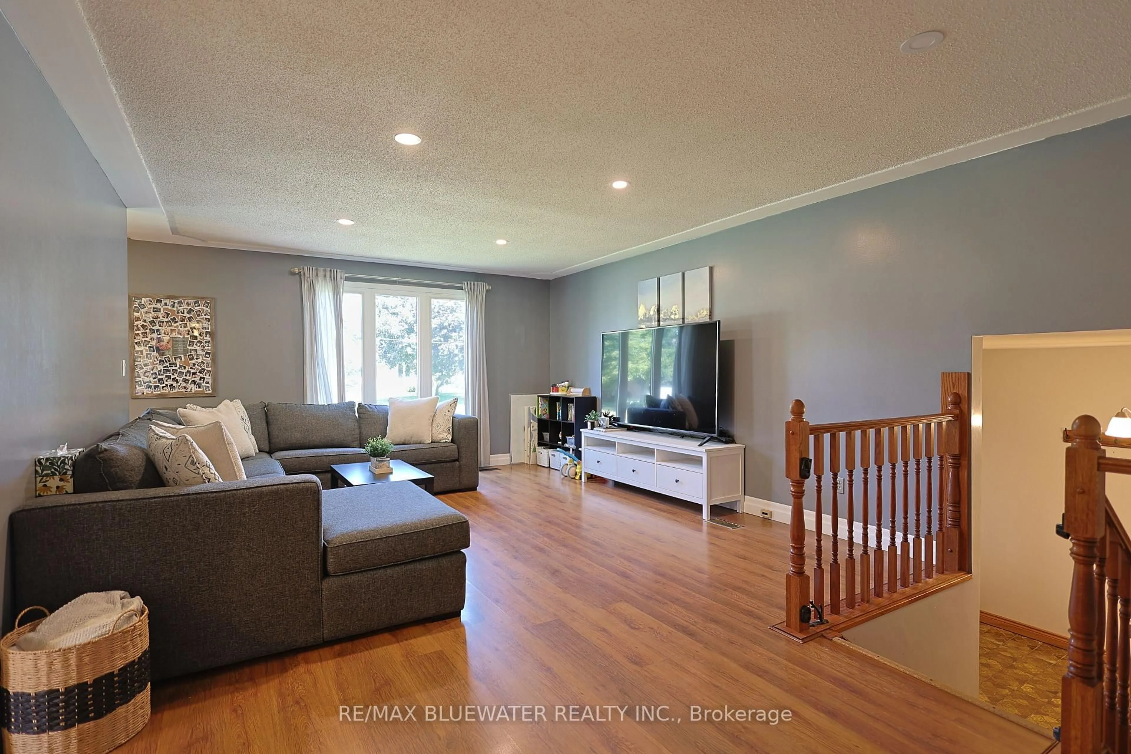 Living room with furniture, wood/laminate floor for 290 Anna St, North Middlesex Ontario N0M 2K0