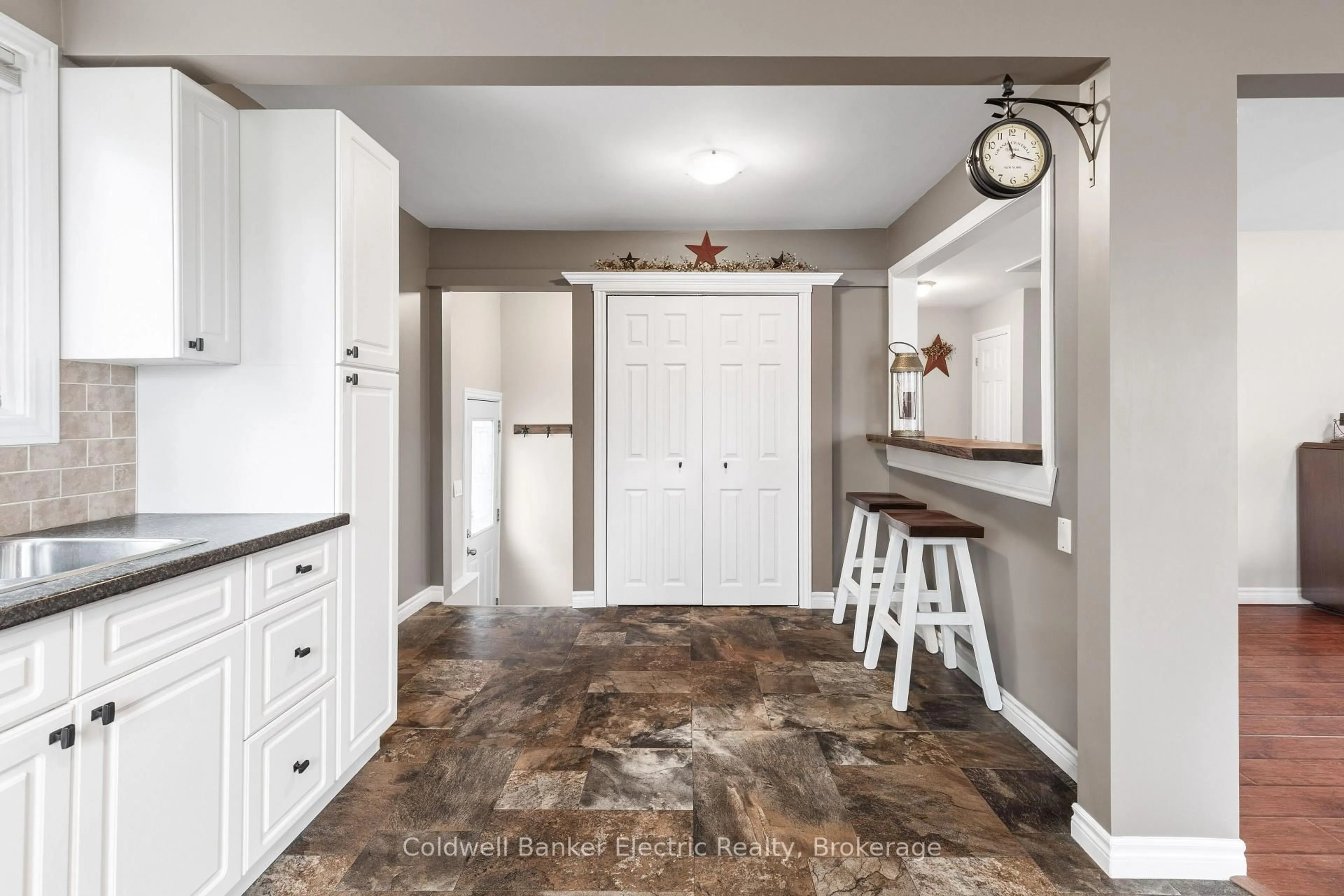 Indoor entryway for 30 Woods Ave, Kawartha Lakes Ontario K0L 2W0