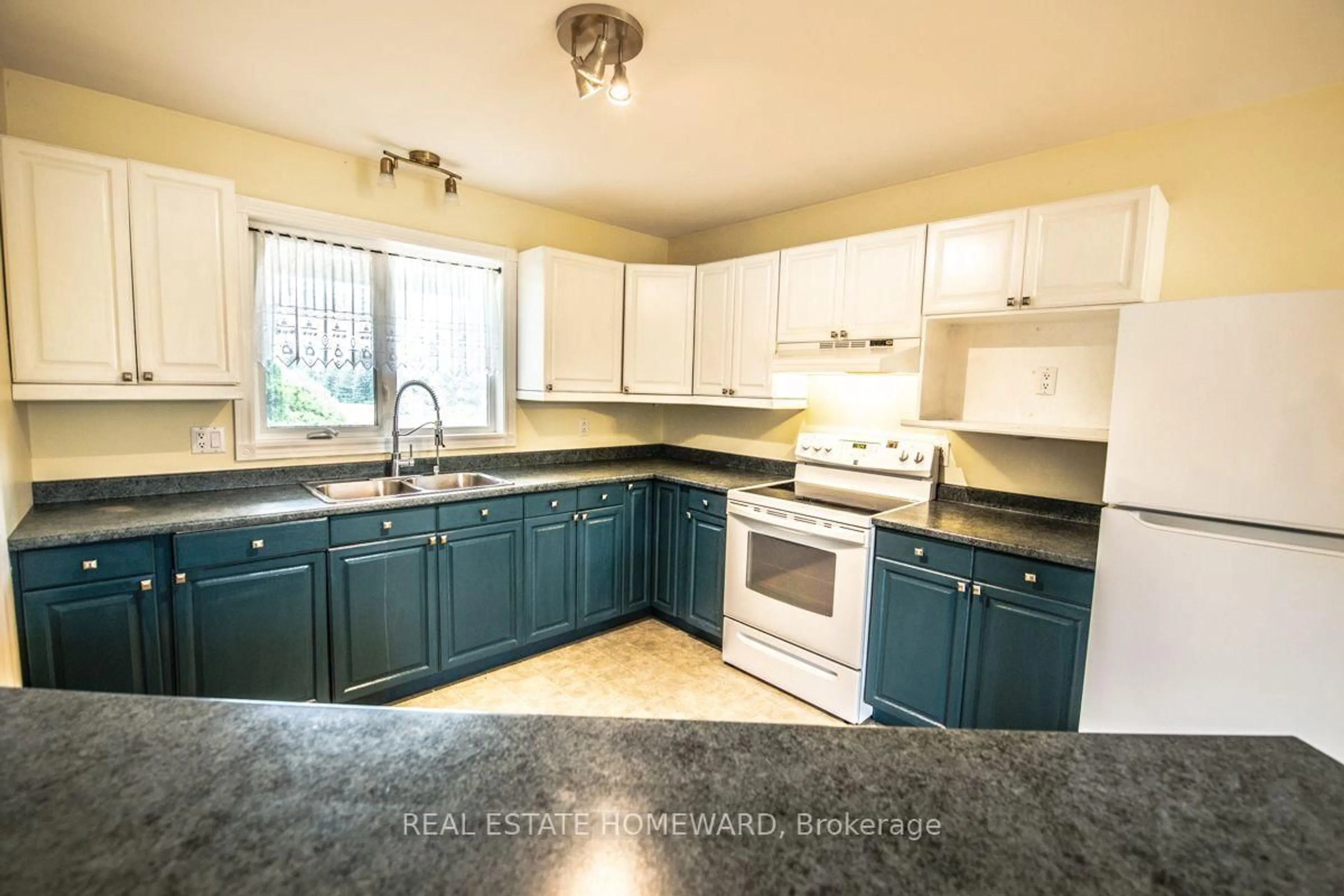 Standard kitchen, ceramic/tile floor for 1235 Flood's Dr, Selwyn Ontario K0L 1T0