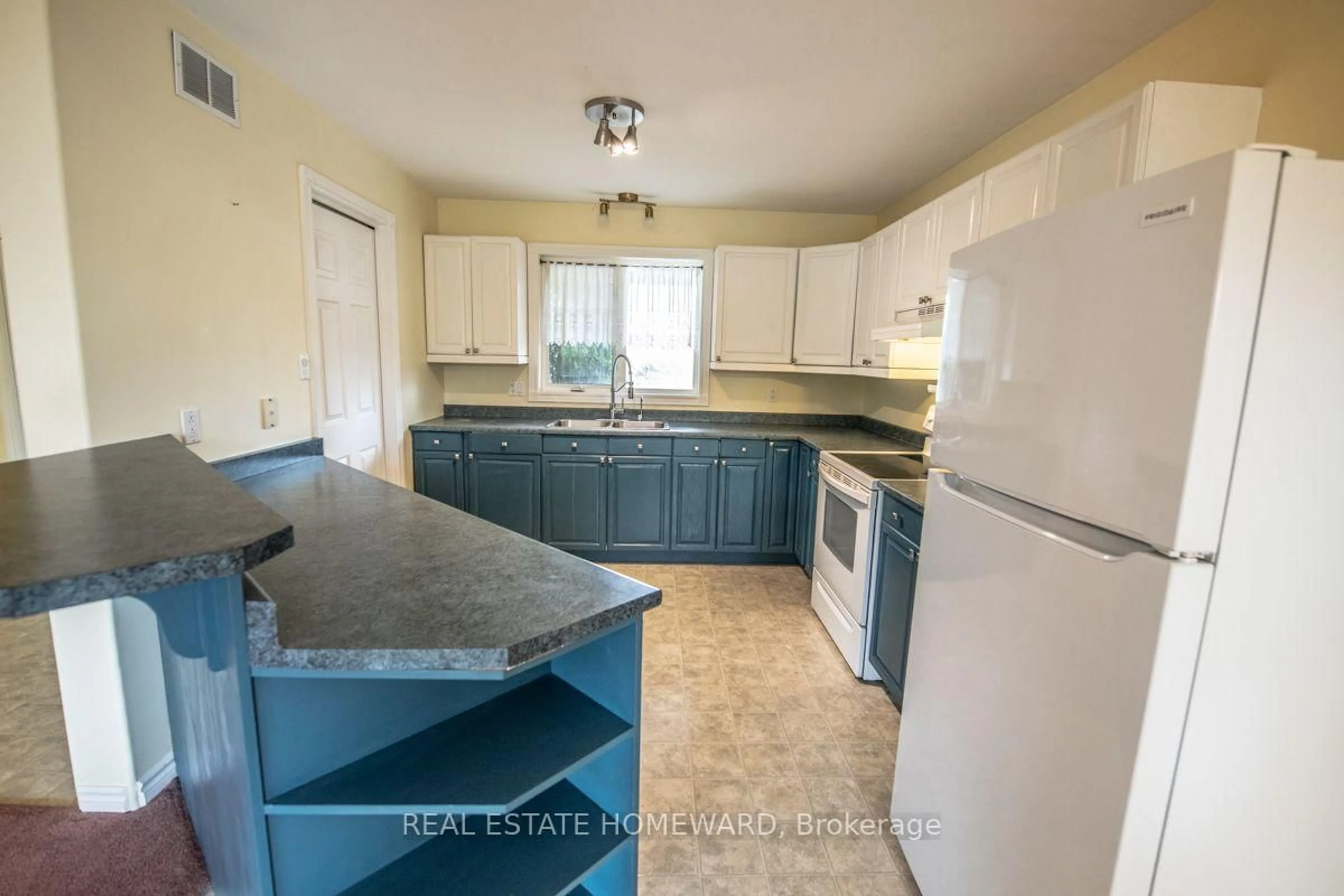 Standard kitchen, unknown for 1235 Flood's Dr, Selwyn Ontario K0L 1T0
