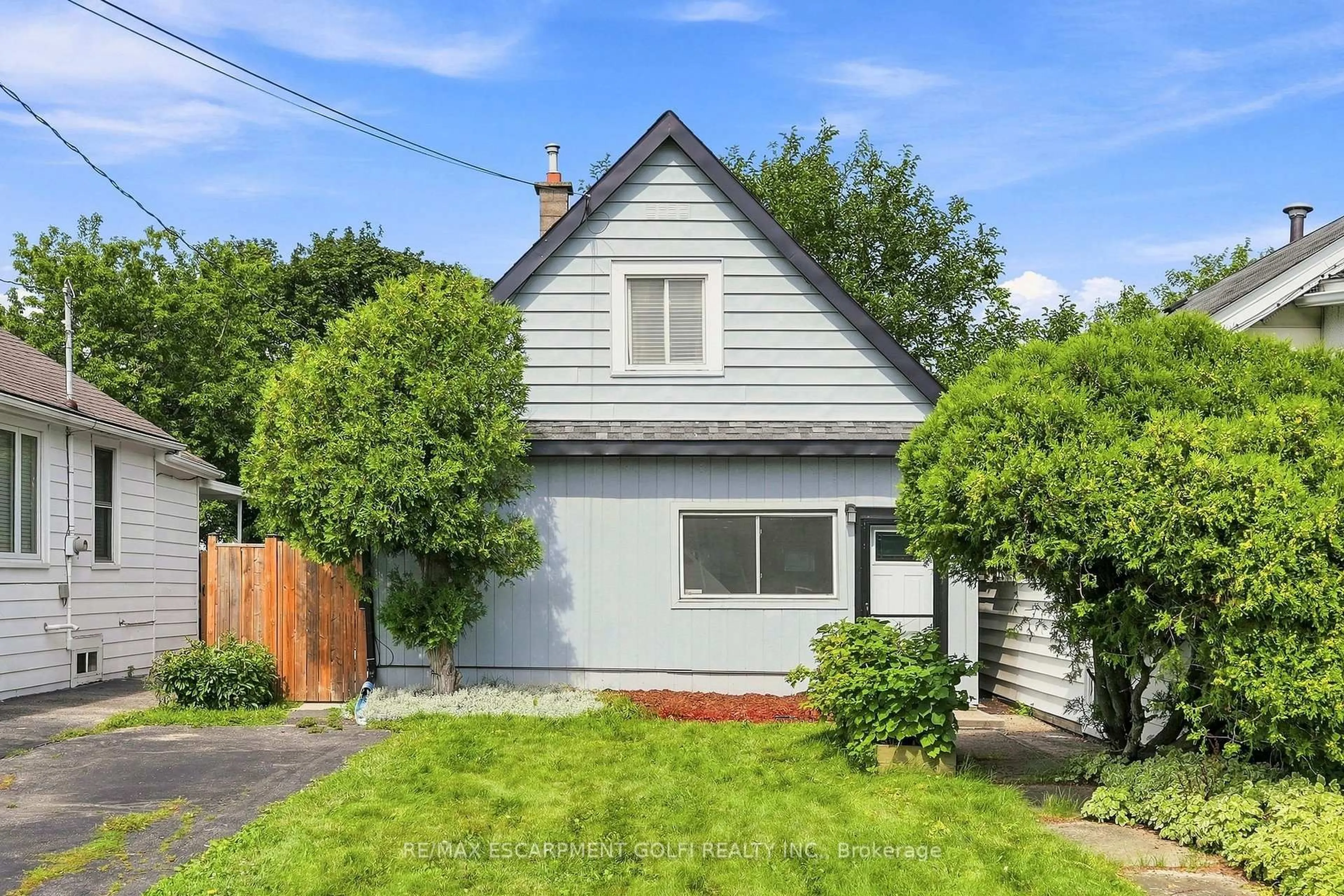 A pic from outside/outdoor area/front of a property/back of a property/a pic from drone, street for 88 East 19th St, Hamilton Ontario L9A 4S1