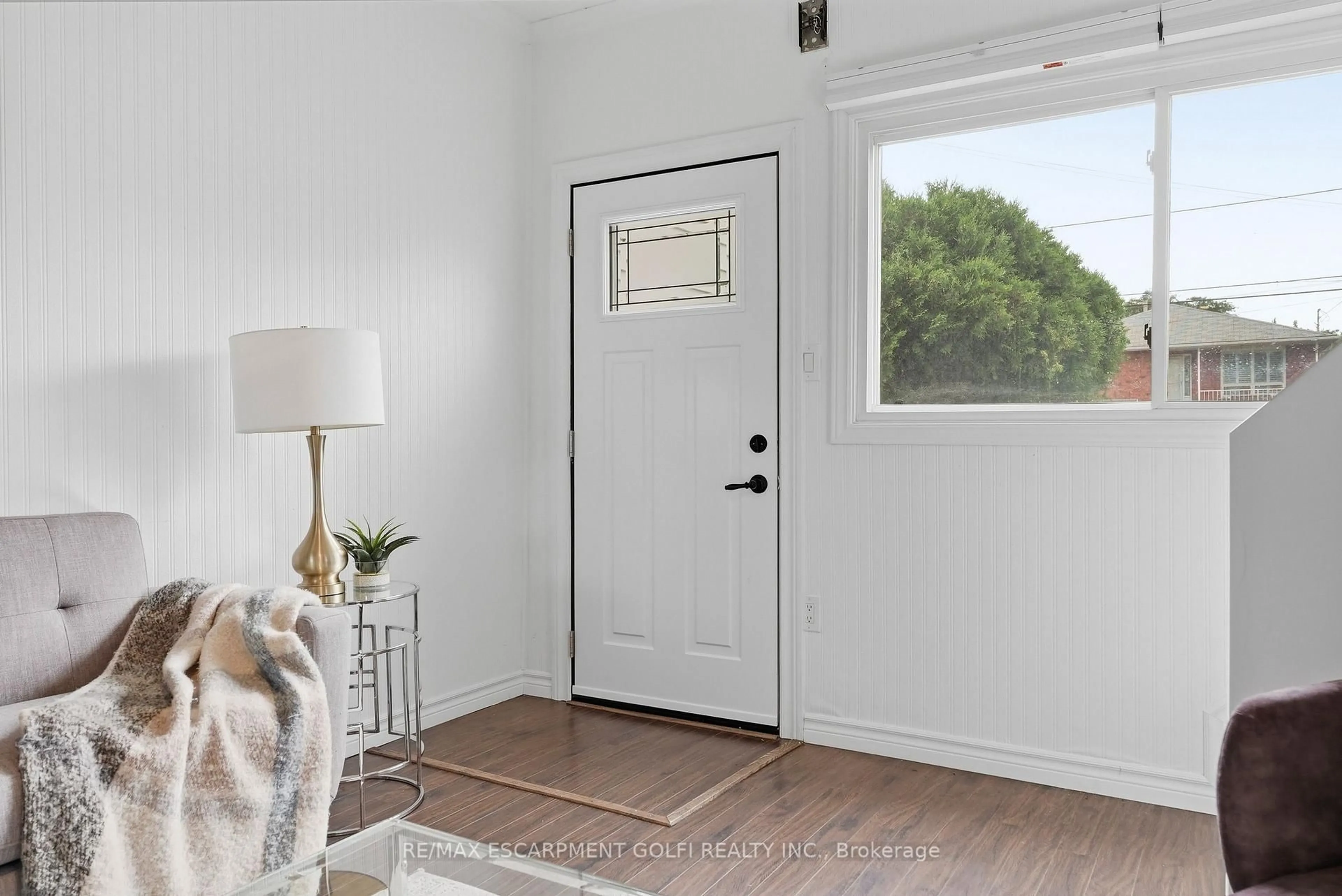 Indoor entryway for 88 East 19th St, Hamilton Ontario L9A 4S1