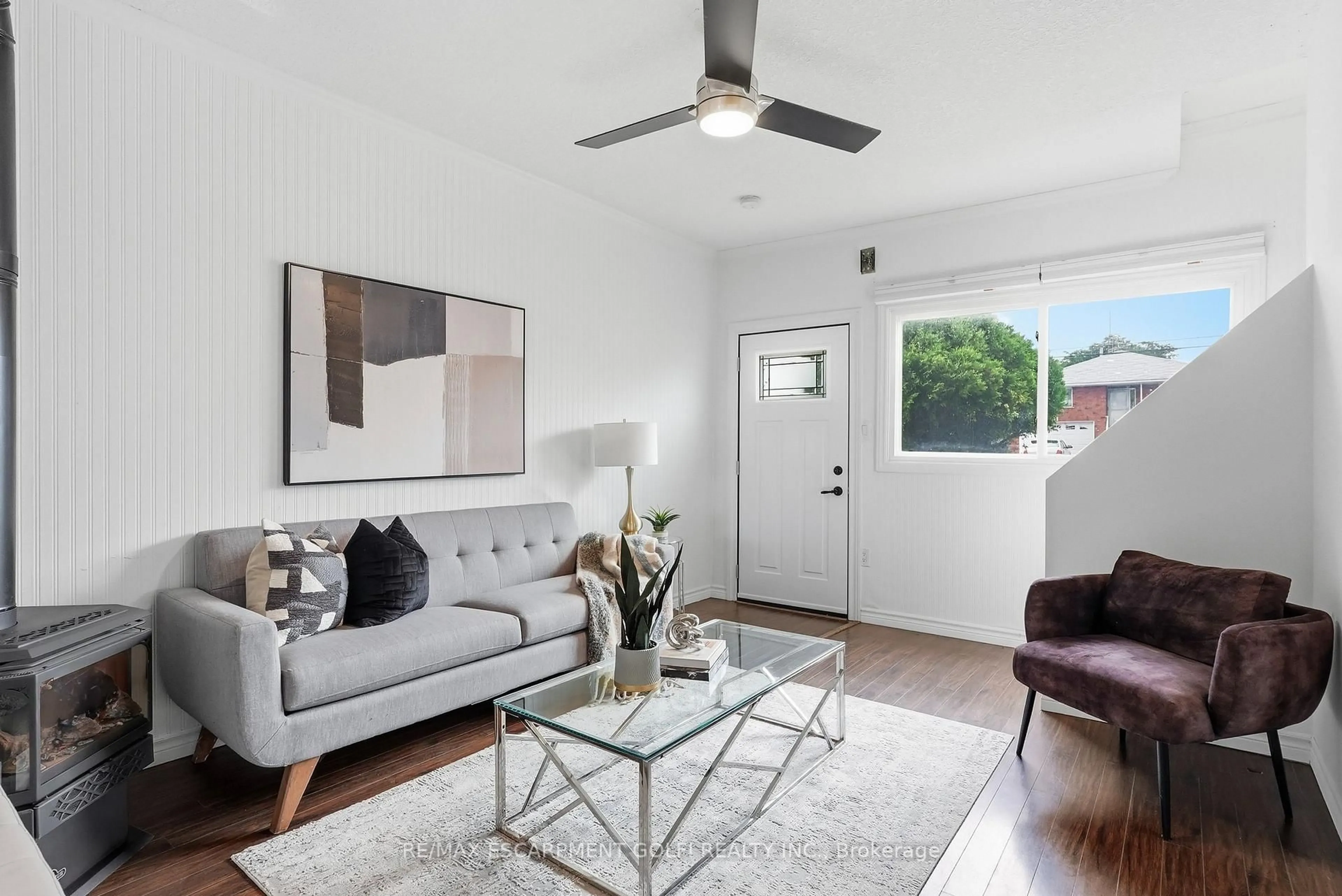 Living room with furniture, unknown for 88 East 19th St, Hamilton Ontario L9A 4S1
